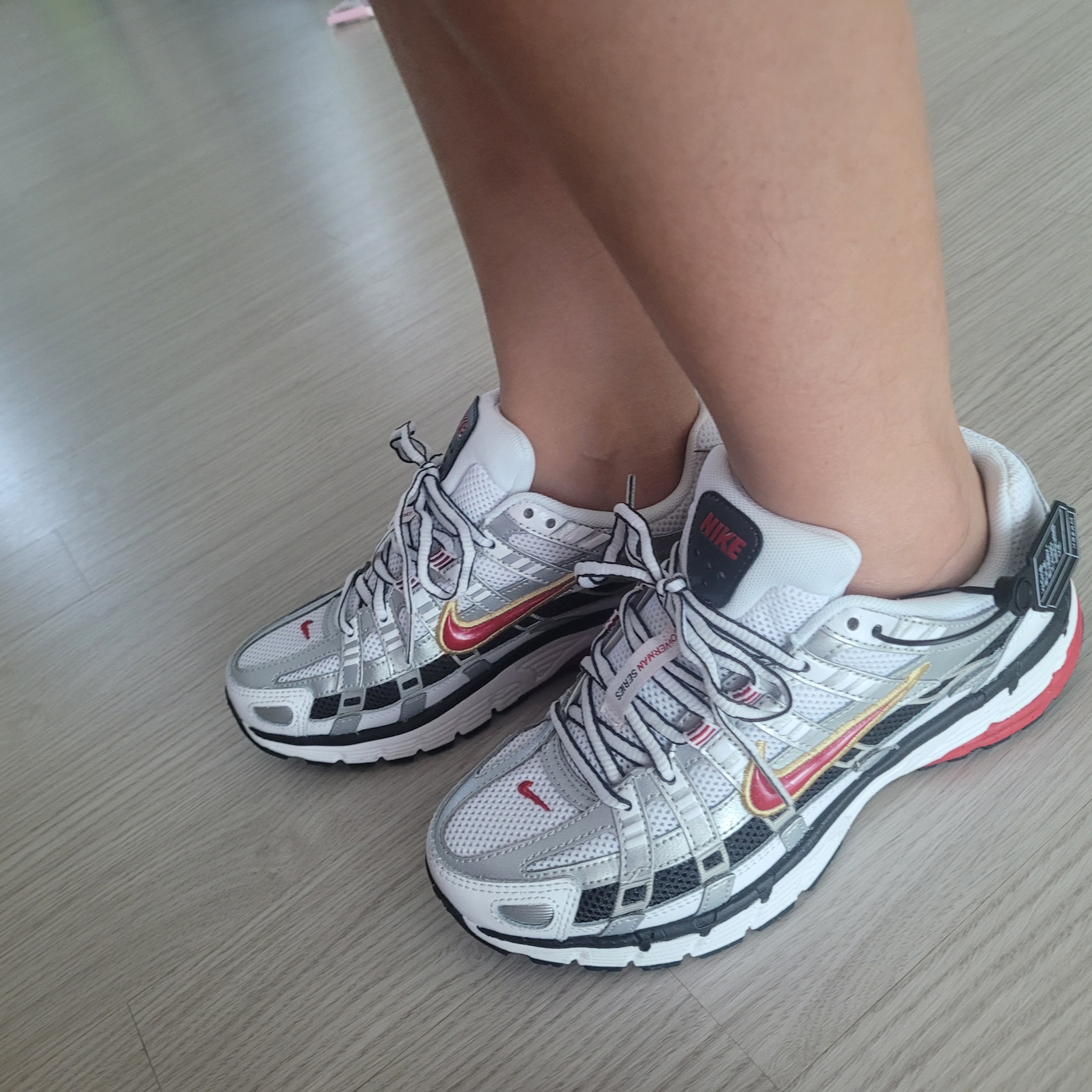 (W) Nike P-6000 Metallic Silver Red 착용 스타일