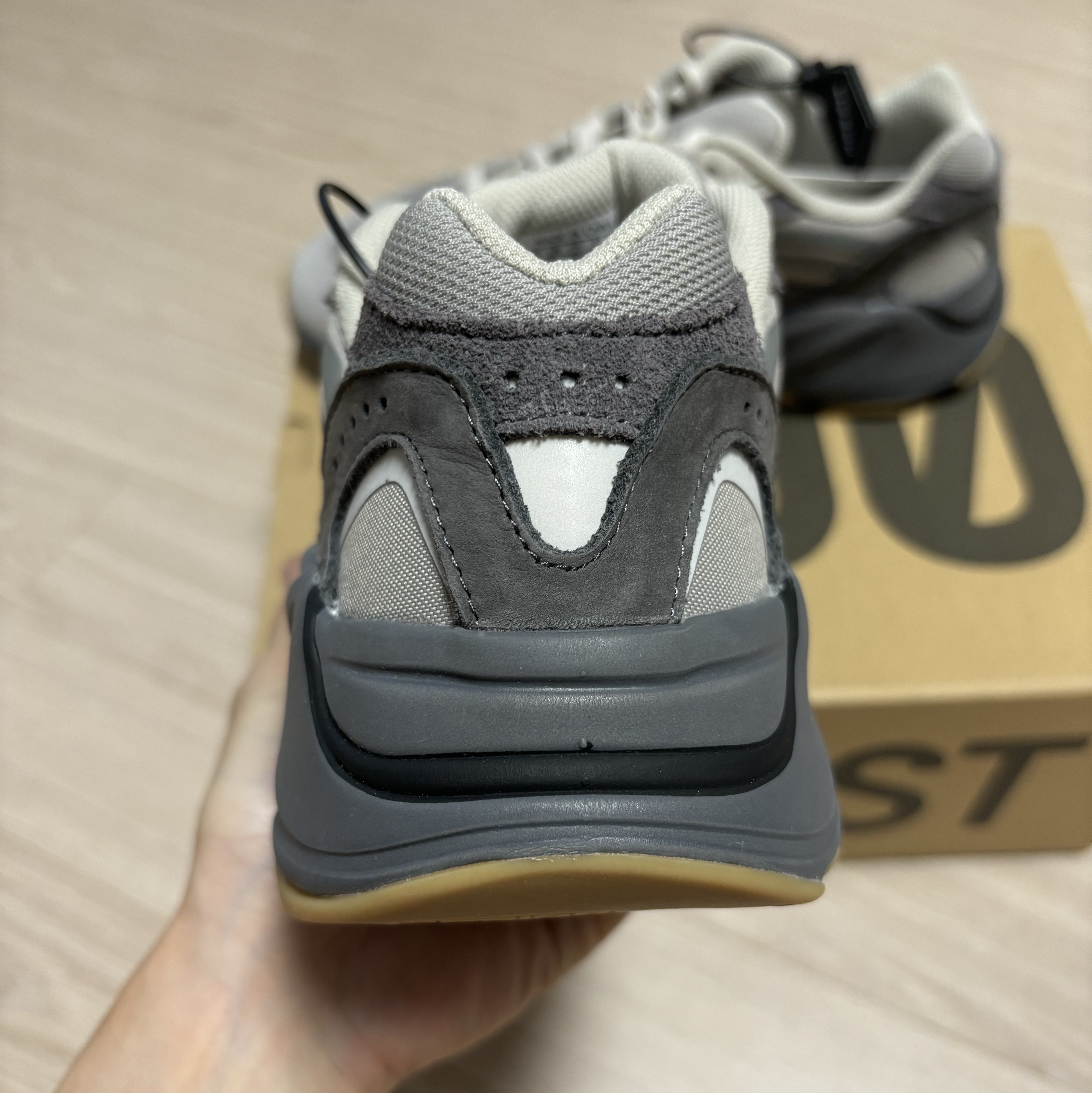 Adidas Yeezy Boost 700 V2 Tephra 2023 착용 스타일 - 4