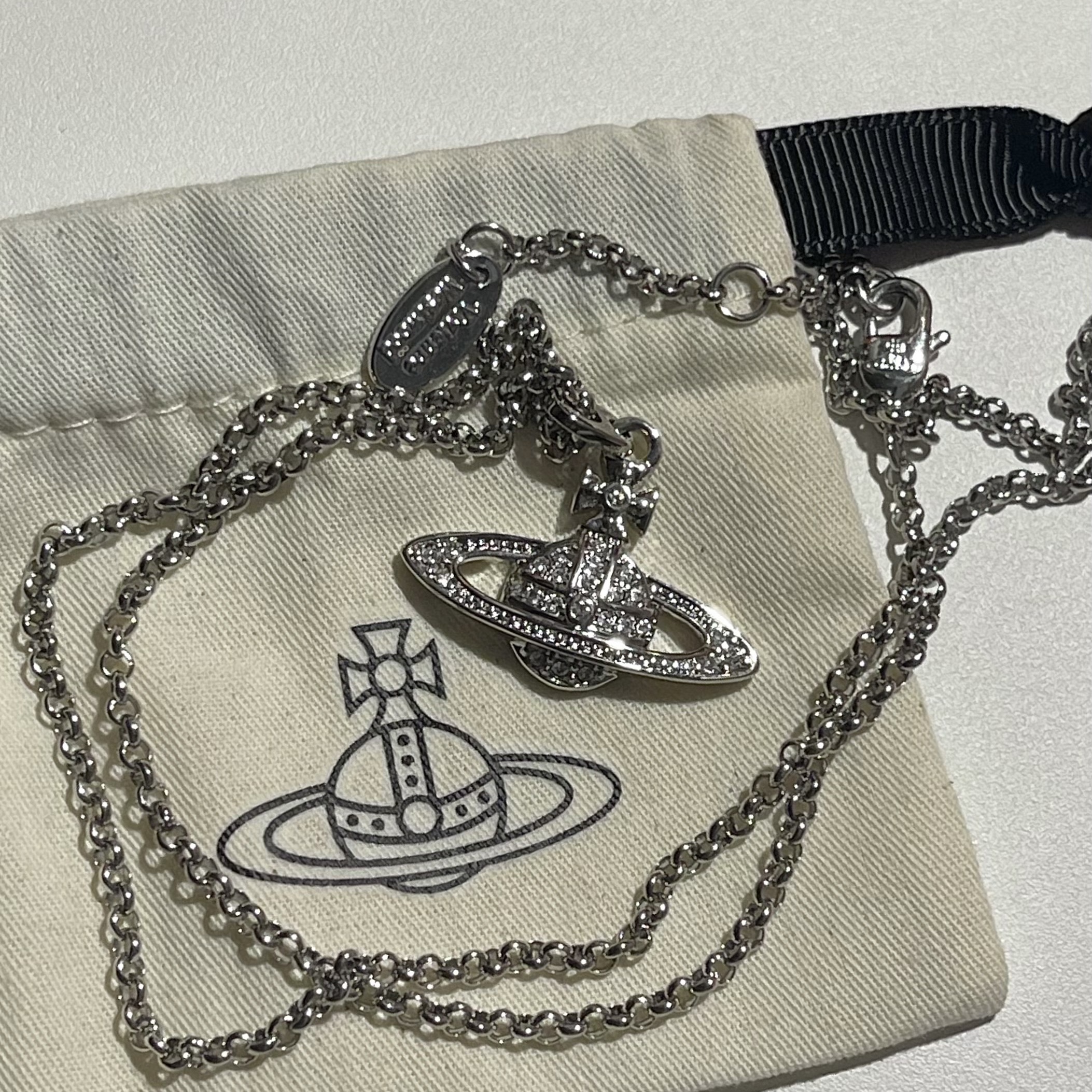 Vivienne Westwood Mini Bas Relief Pendant Silver Jonquil 착용 스타일 - 1