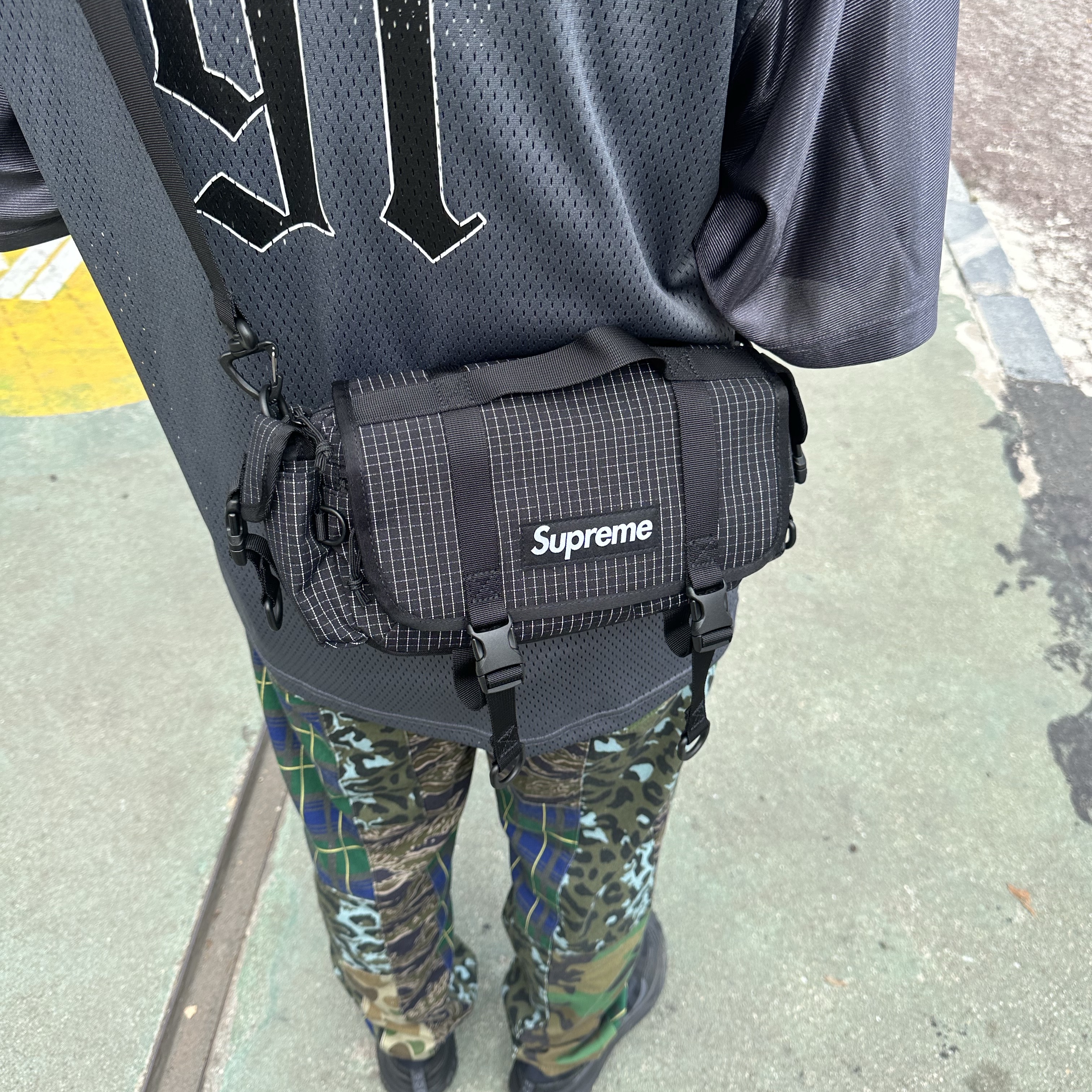 Supreme Mini Duffle Bag Black - 24SS, Nike ACG Mountain Fly 2 Low Black 착용 스타일 - 1