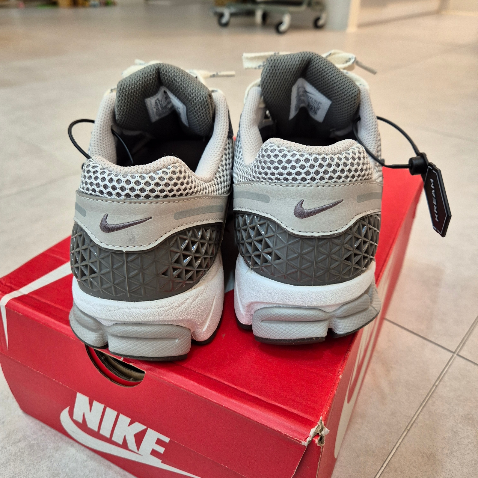 Nike Zoom Vomero 5 PRM Light Iron Ore and Flat Fewter 착용 스타일 - 2