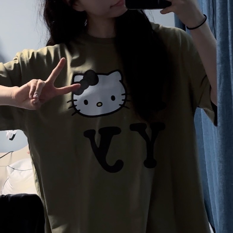 Open Yy x Hello Kitty T-Shirt Khaki - Exclusive 착용 스타일 - 1