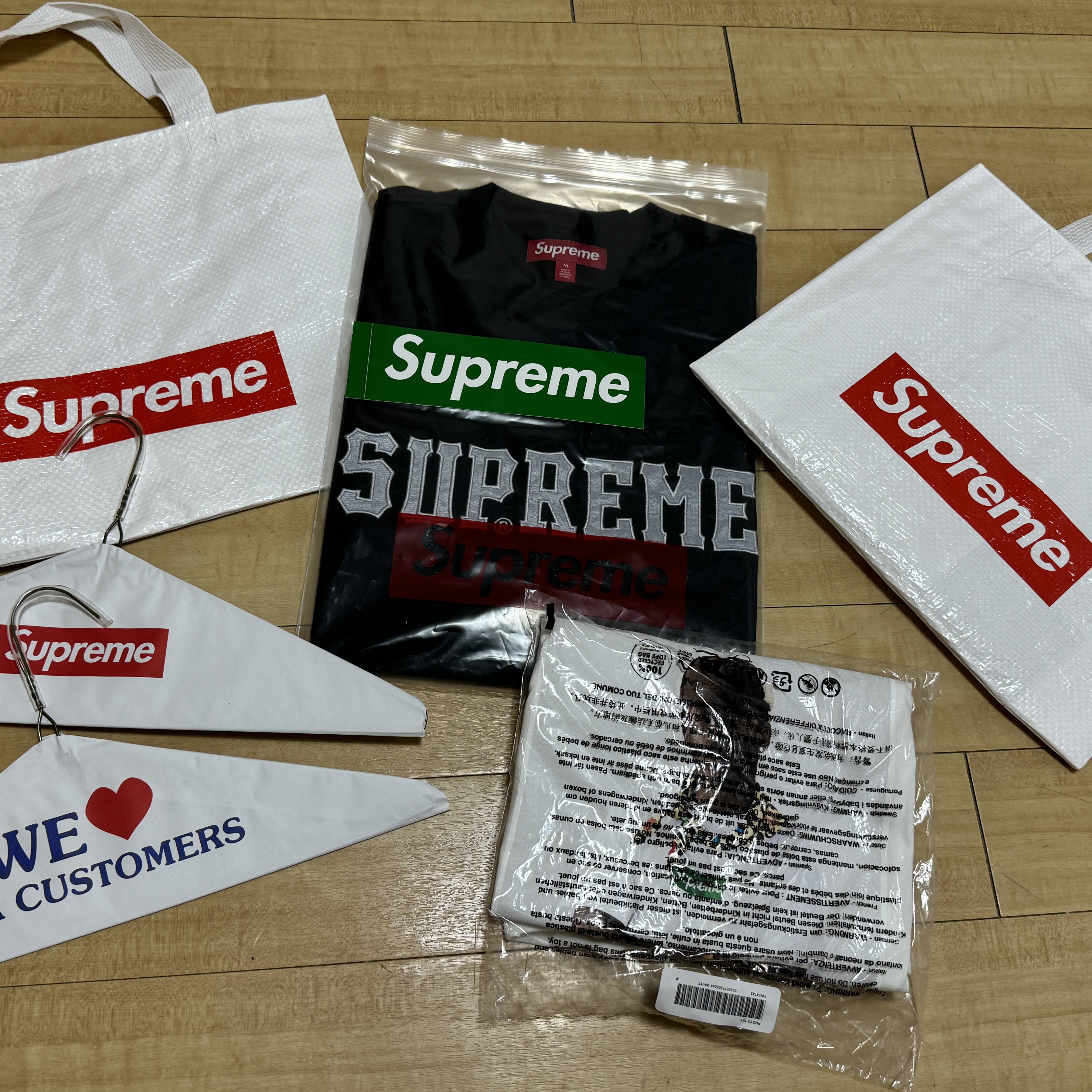 Supreme Small Box T-Shirt White - 24SS, Reebok x JJJJound Club C 85 Suede White Chalk 착용 스타일 - 2