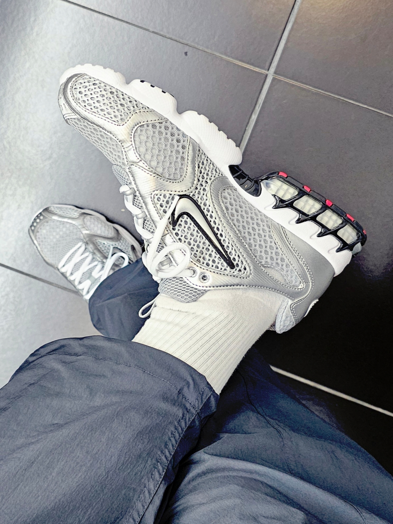 Nike Air Zoom Spiridon Cage 2 Metallic Silver 착용 스타일 - 5