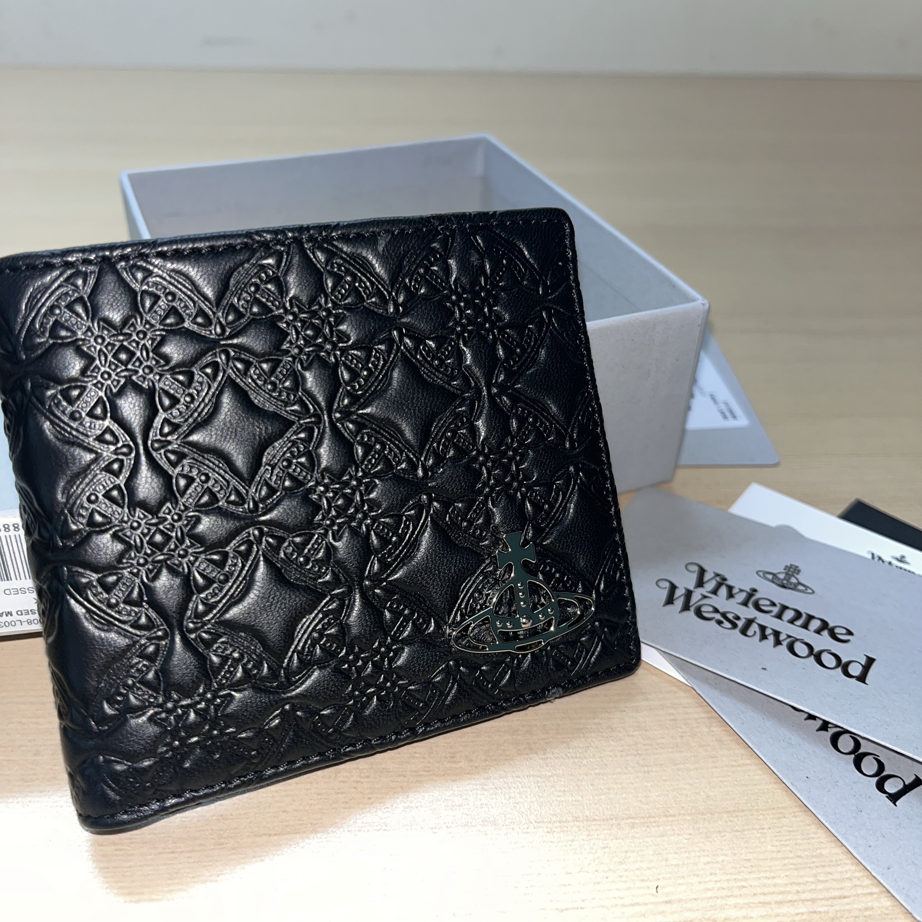 Vivienne Westwood Embossed Billfold Black 착용 스타일