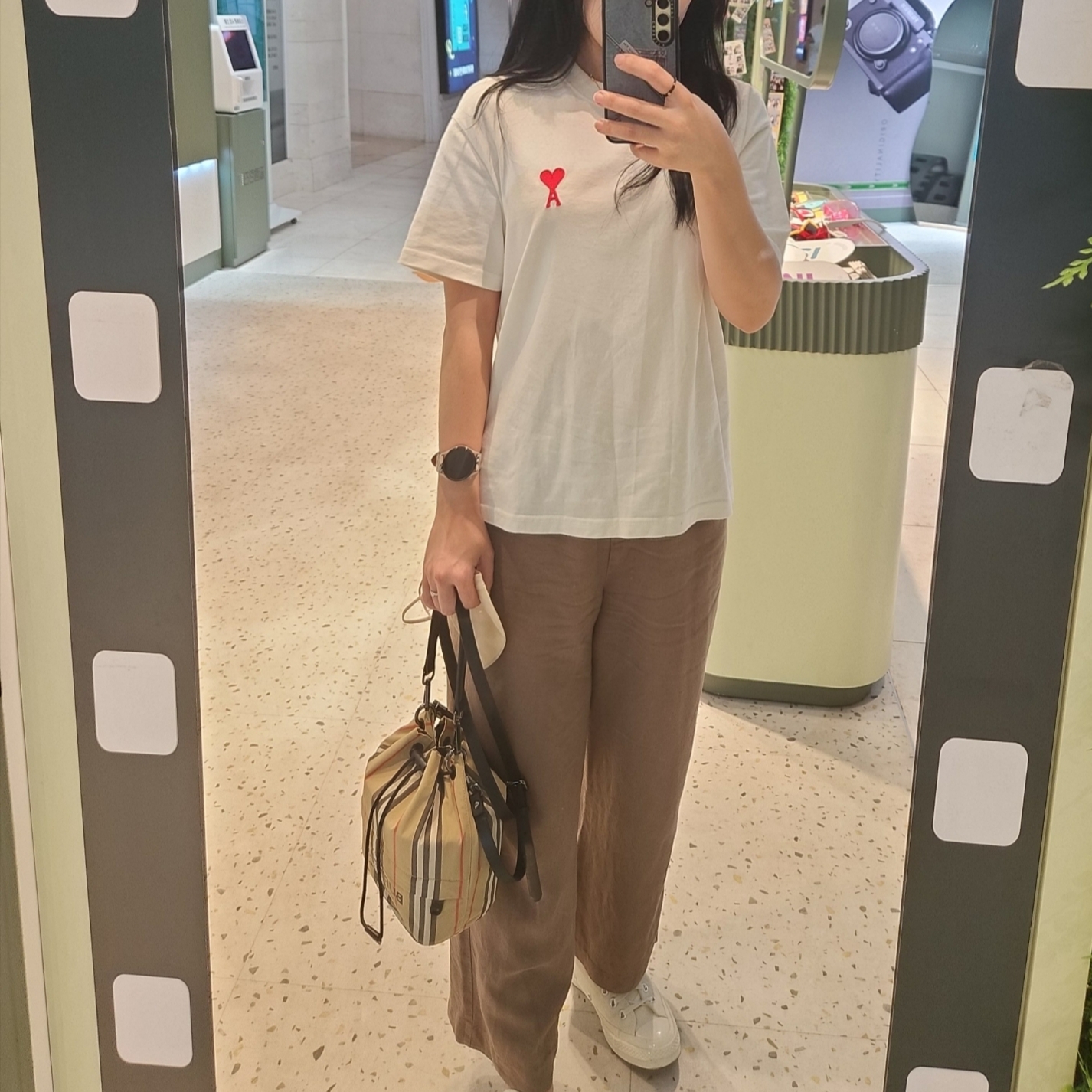 AMI de Coeur T-Shirt Natural White, Burberry Icon Stripe Econyl Drawcord Pouch Archive Beige 착용 스타일