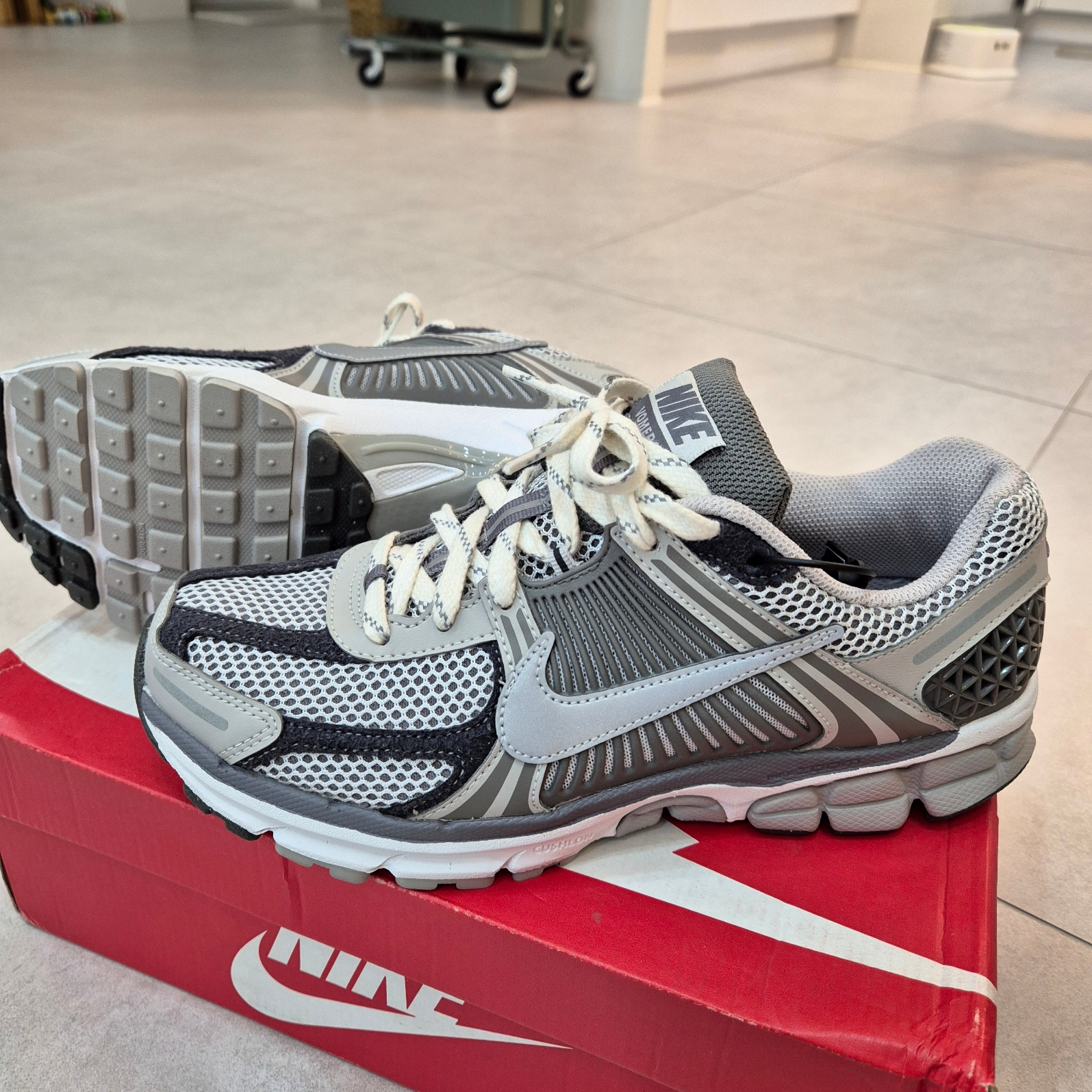 Nike Zoom Vomero 5 PRM Light Iron Ore and Flat Fewter 착용 스타일 - 3