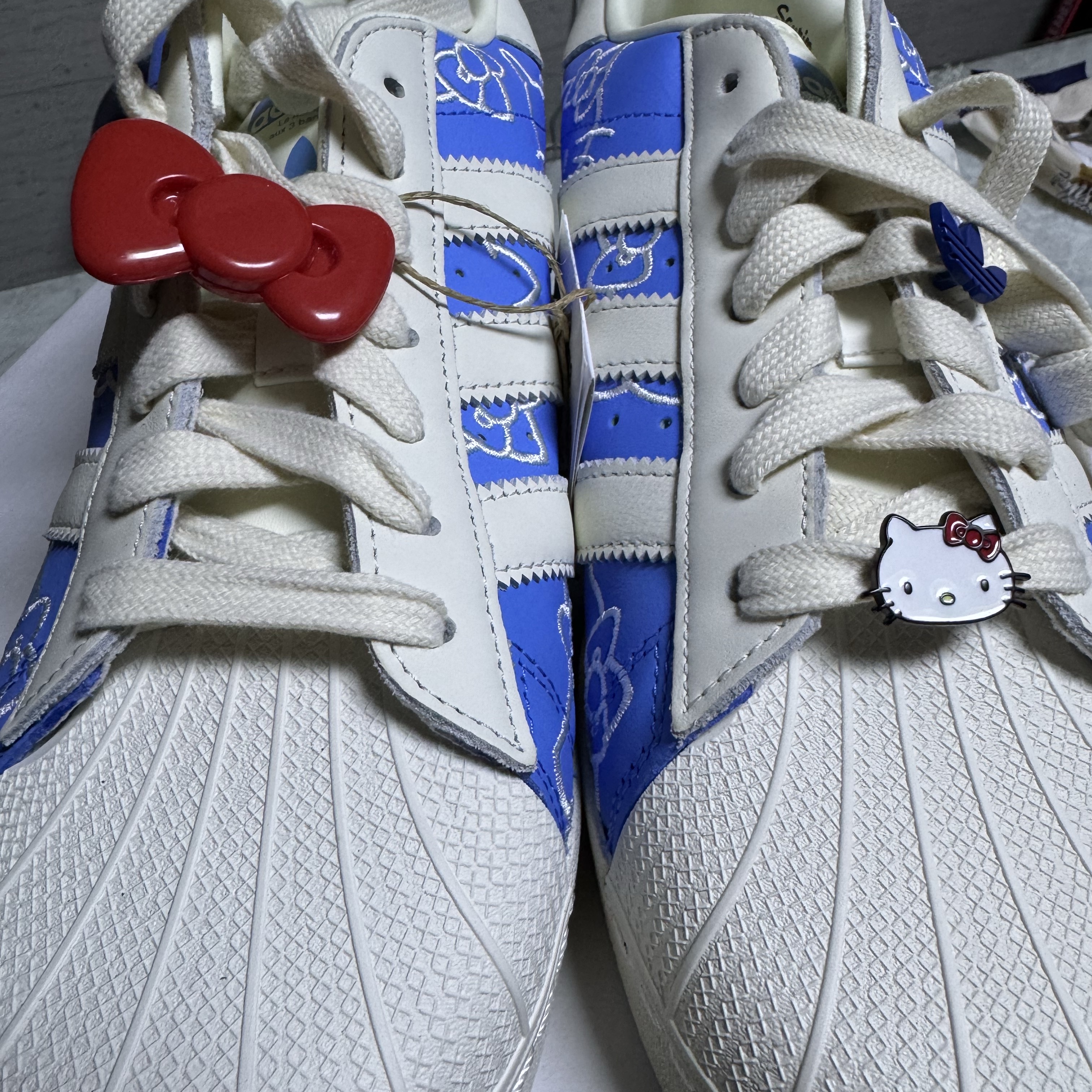 (W) Adidas Superstar XLG Hello Kitty Blue Burst Off White 착용 스타일