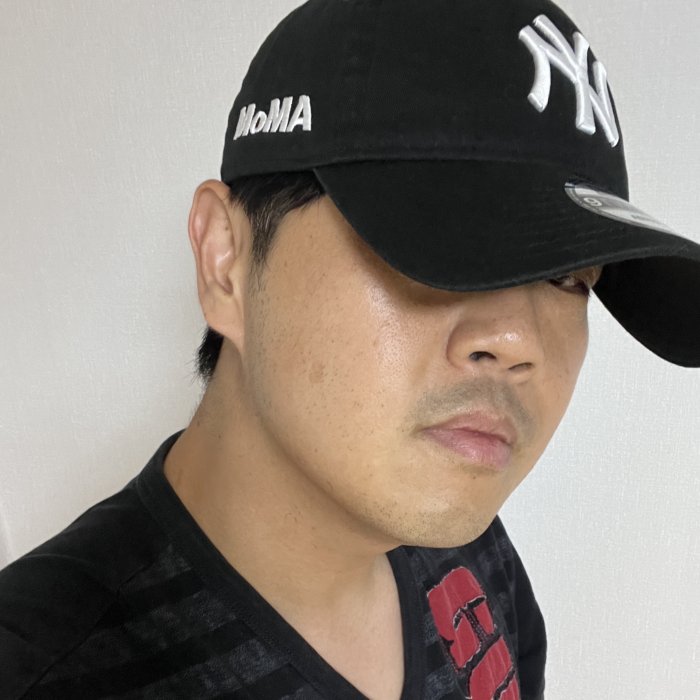 New Era x MoMA New York Yankees Cap Black 착용 스타일