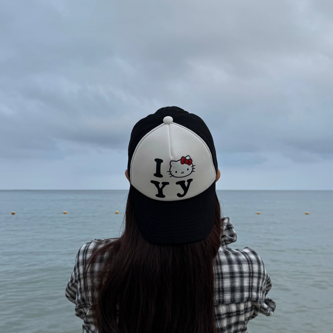 Open Yy x Hello Kitty Trucker Cap Black 착용 스타일