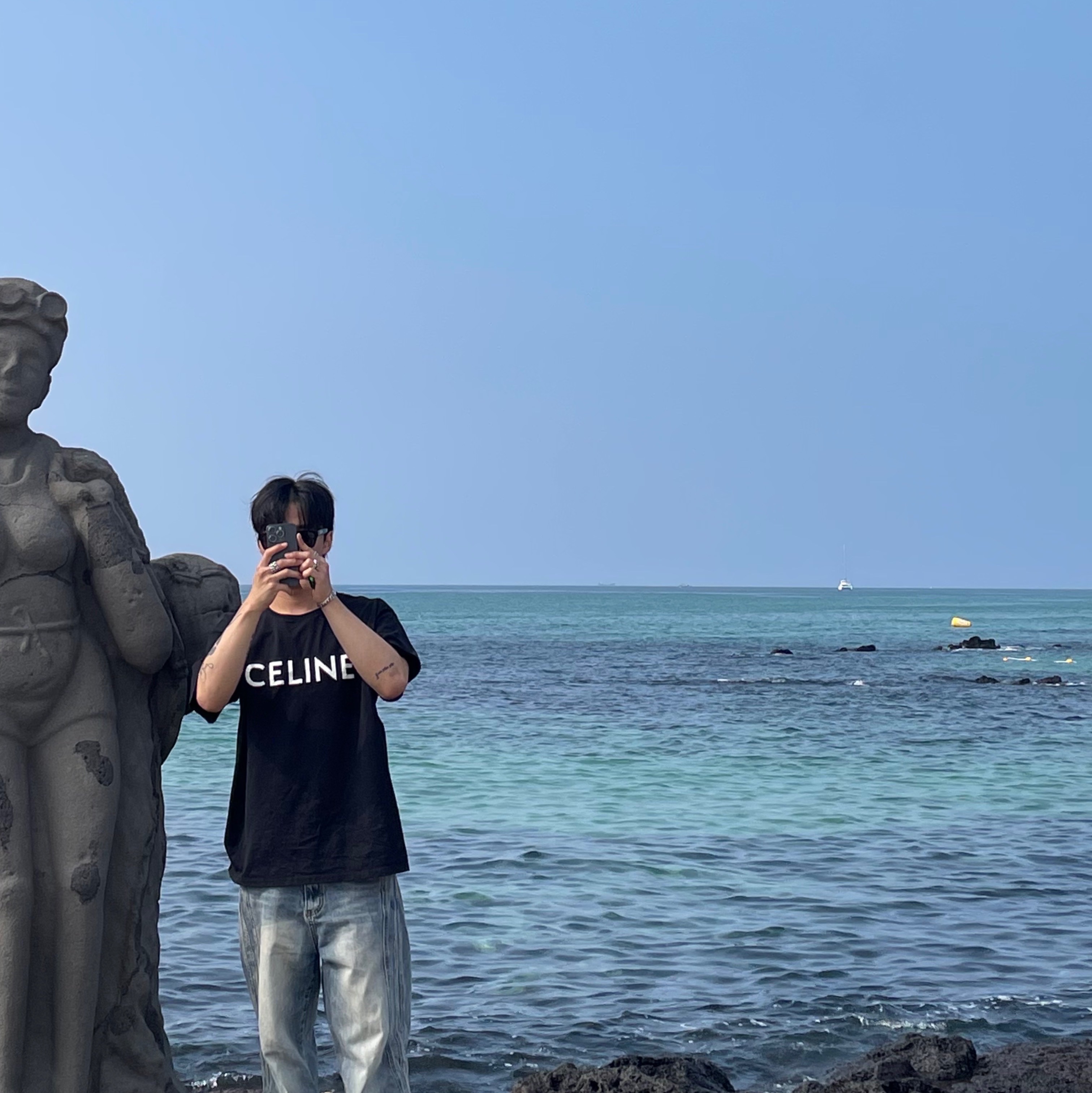 Celine Loose T-Shirt in Cotton Jersey Black White 착용 스타일