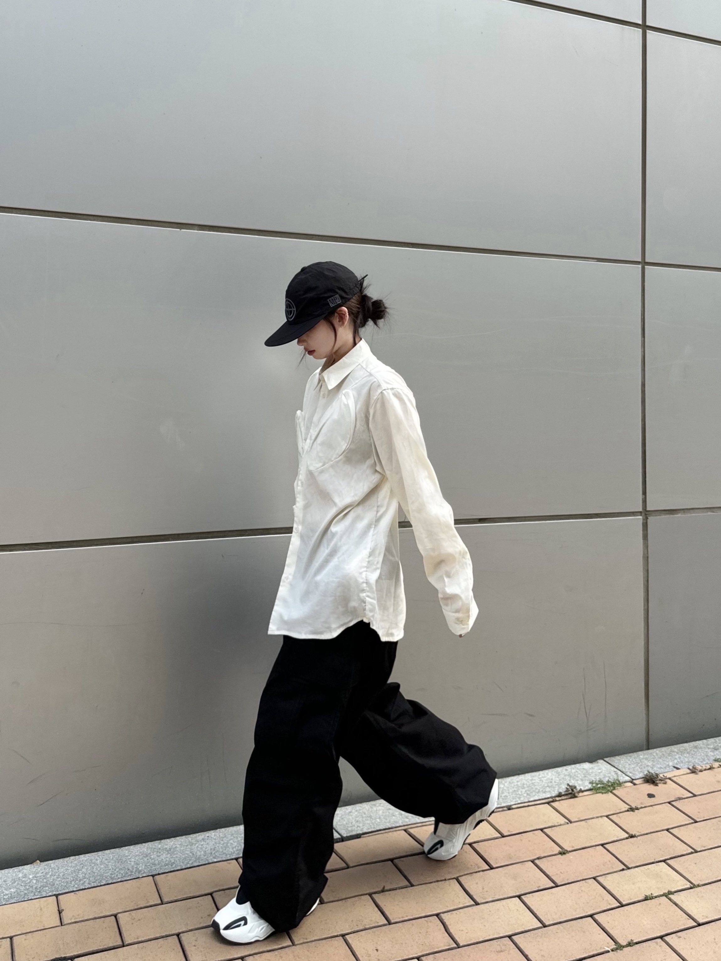 Adidas Yeezy Boost 700 MNVN Analog 착용 스타일 - 1