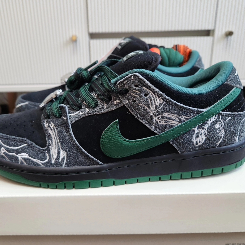 Nike x There SB Dunk Low Pro Anthracite and Gorge Green 착용 스타일 - 2