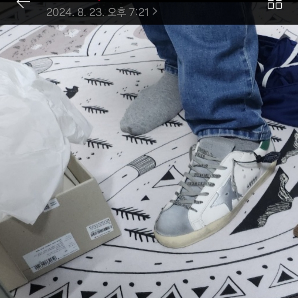 Golden Goose Superstar White Grey Silver Green Heel Tab Sneakers 착용 스타일