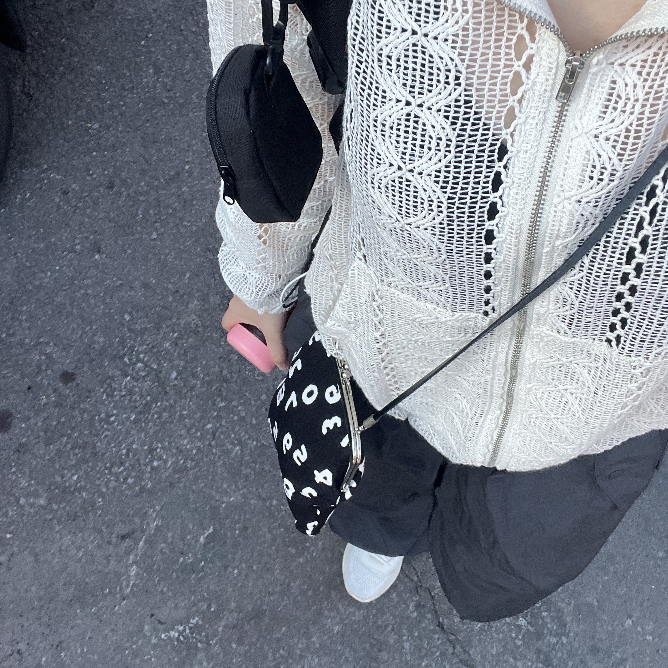 Sou Sou Canvas Soft Gamaguchi Bag Large Black (with 110cm Black Leather Strap) 착용 스타일