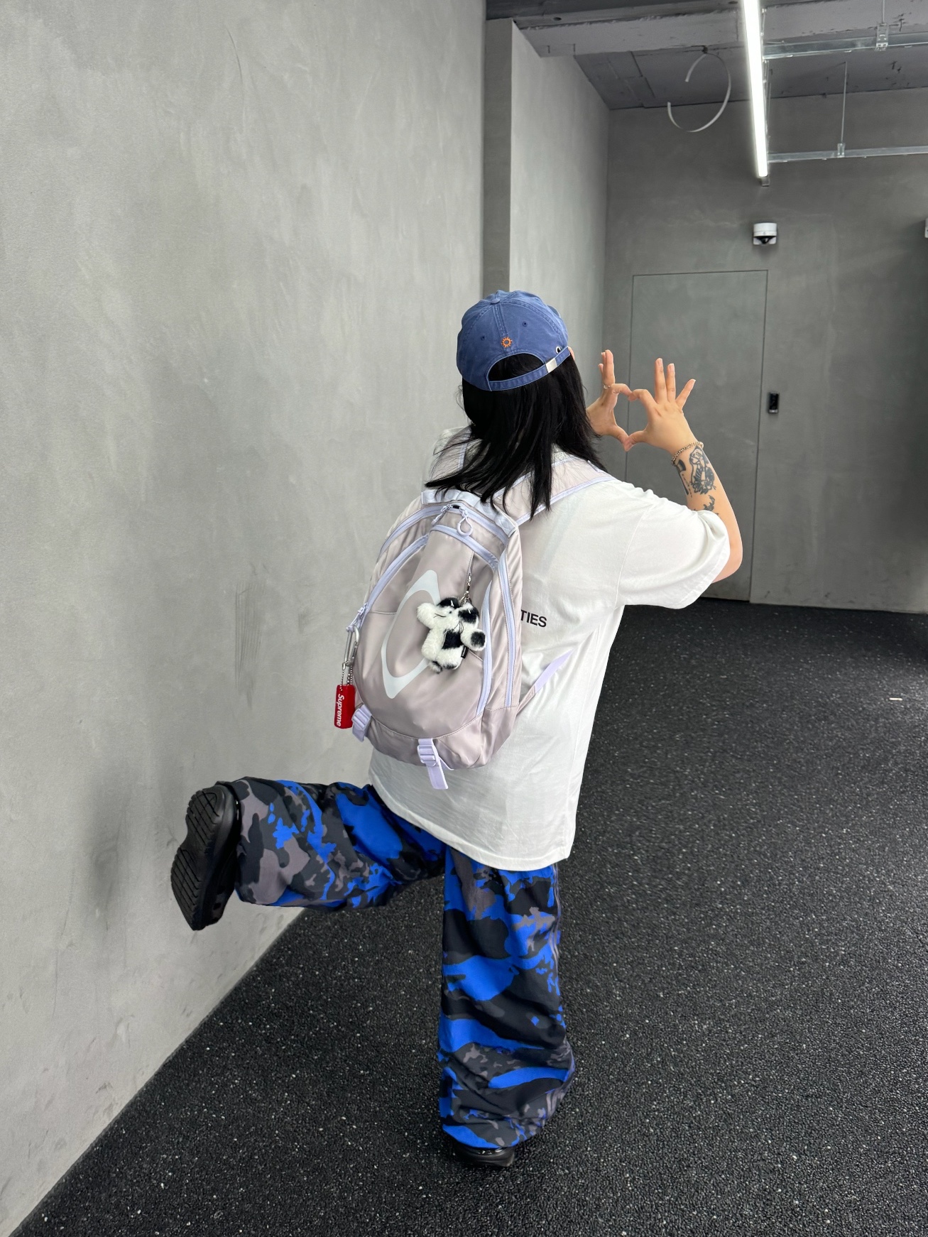 Crocs Classic Mega Crush Clog Black, Adidas Camo Parachute Pants Black Trace Grey - KR Sizing 착용 스타일 - 1