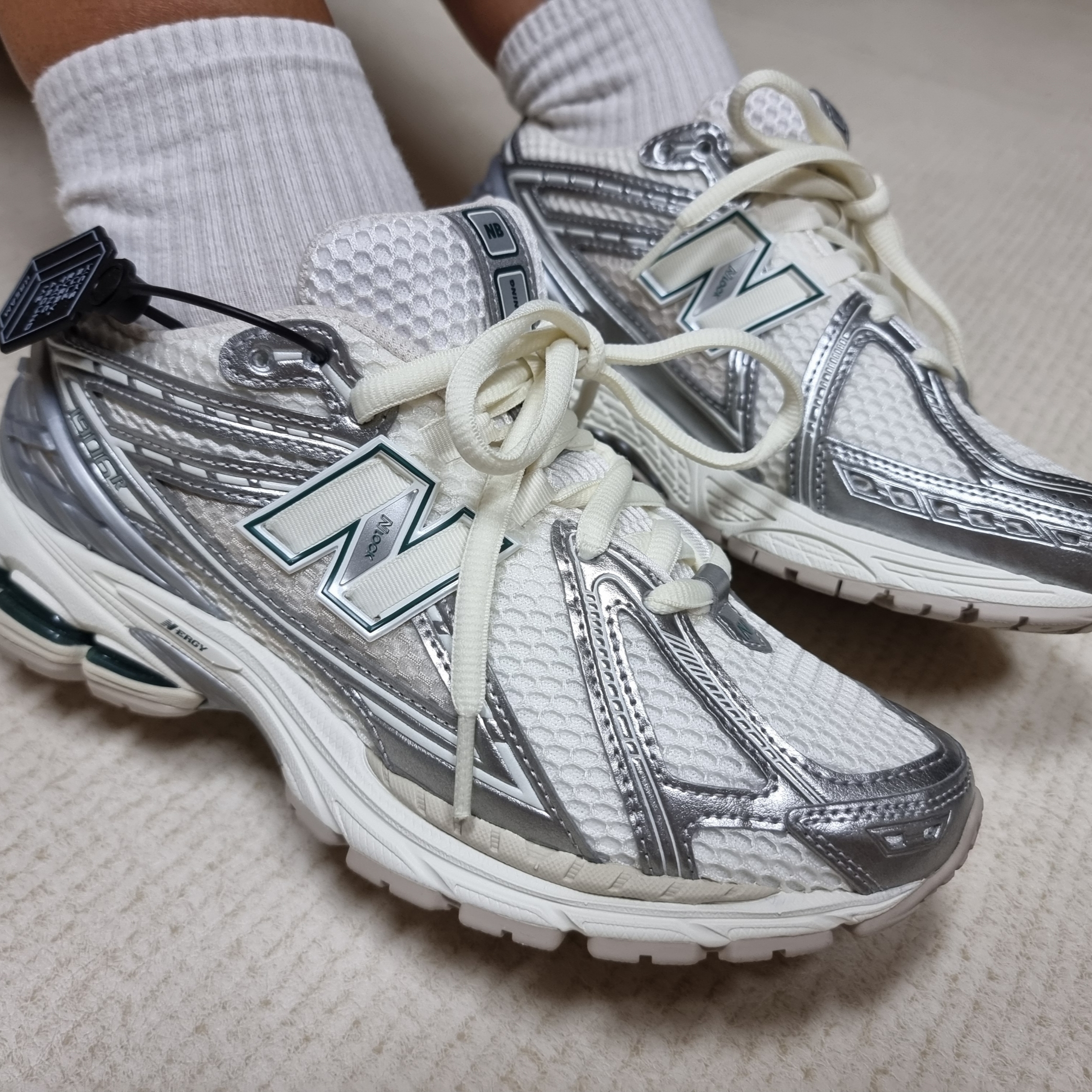 New Balance 1906R Silver Metallic Sea Salt 착용 스타일