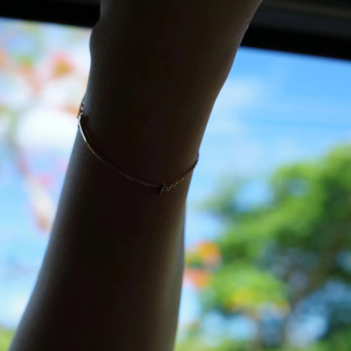 Tiffany & Co. Tiffany T Smile Bracelet Yellow Gold, Tiffany & Co. Tiffany T Smile Bracelet Rose Gold 착용 스타일 - 1