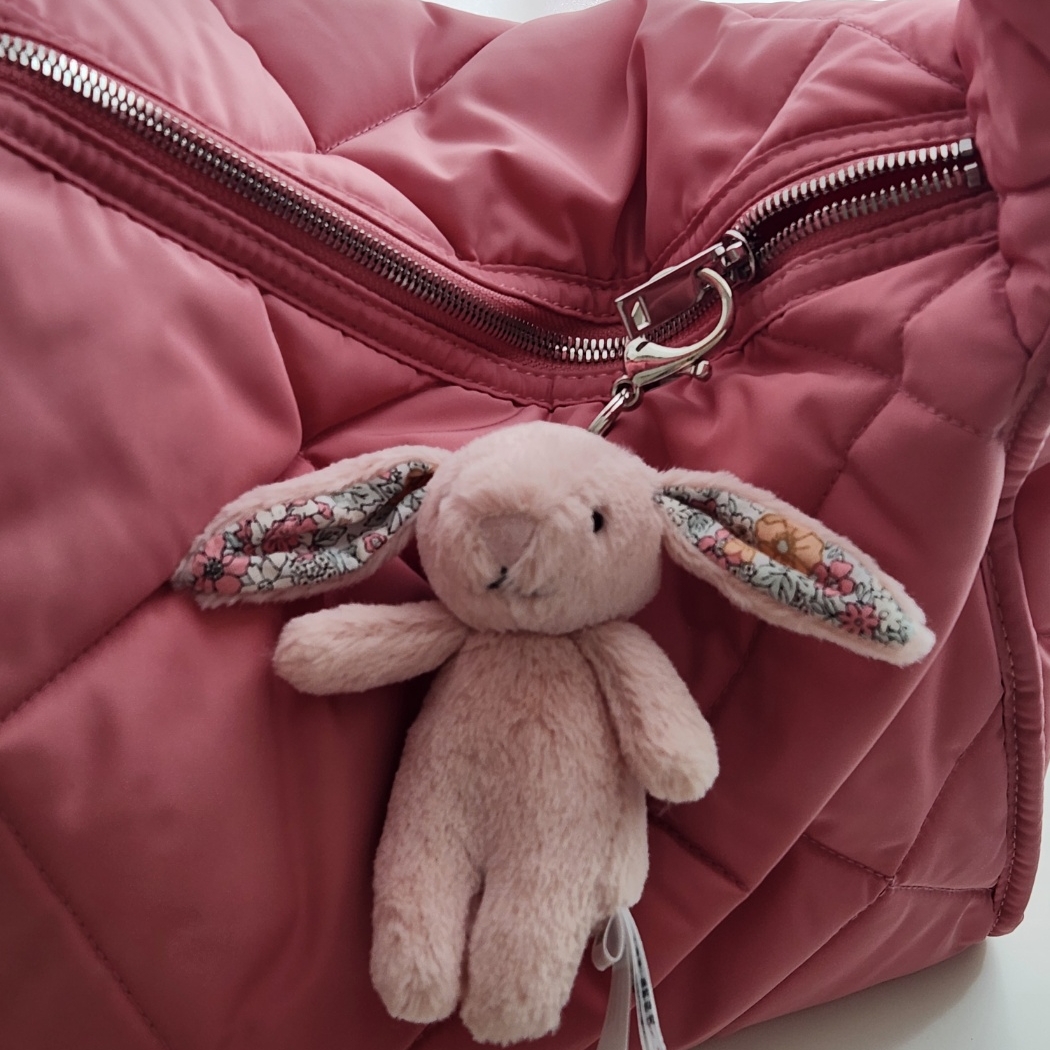 COS Diamond Quilted Shoulder Bag Mist Powder, Jellycat Bashful Bunny Bag Charm Ink 착용 스타일 - 2