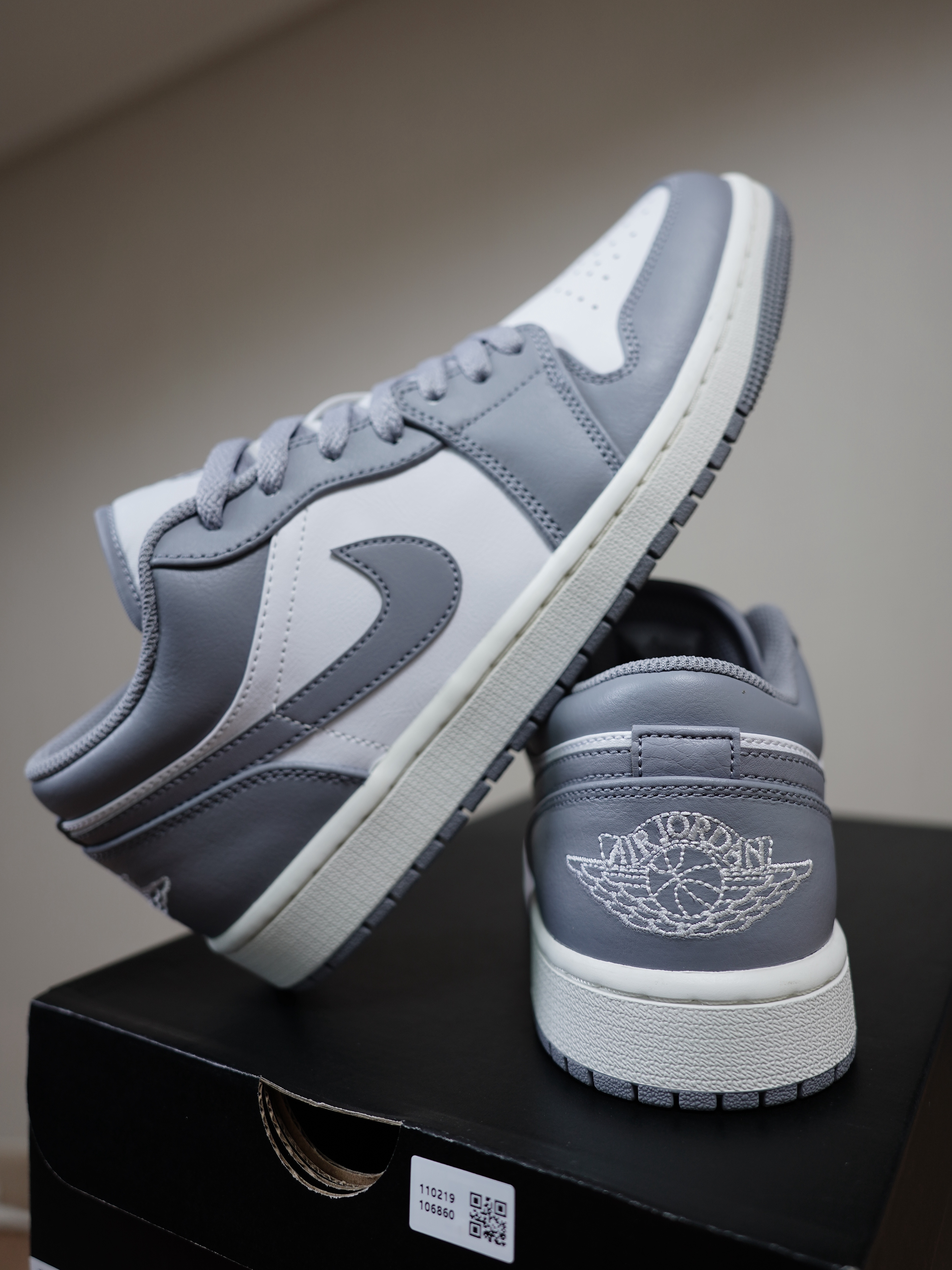 Jordan 1 Low Stealth and White 착용 스타일 - 3
