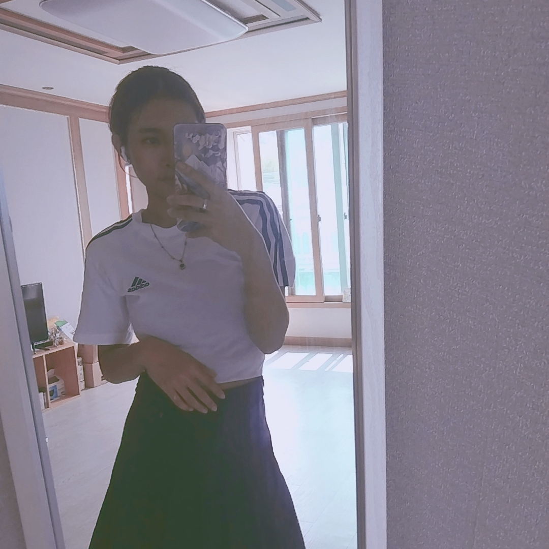 (W) Adidas Essentials 3-Stripes Single Jersey Crop Top White - KR Sizing 착용 스타일