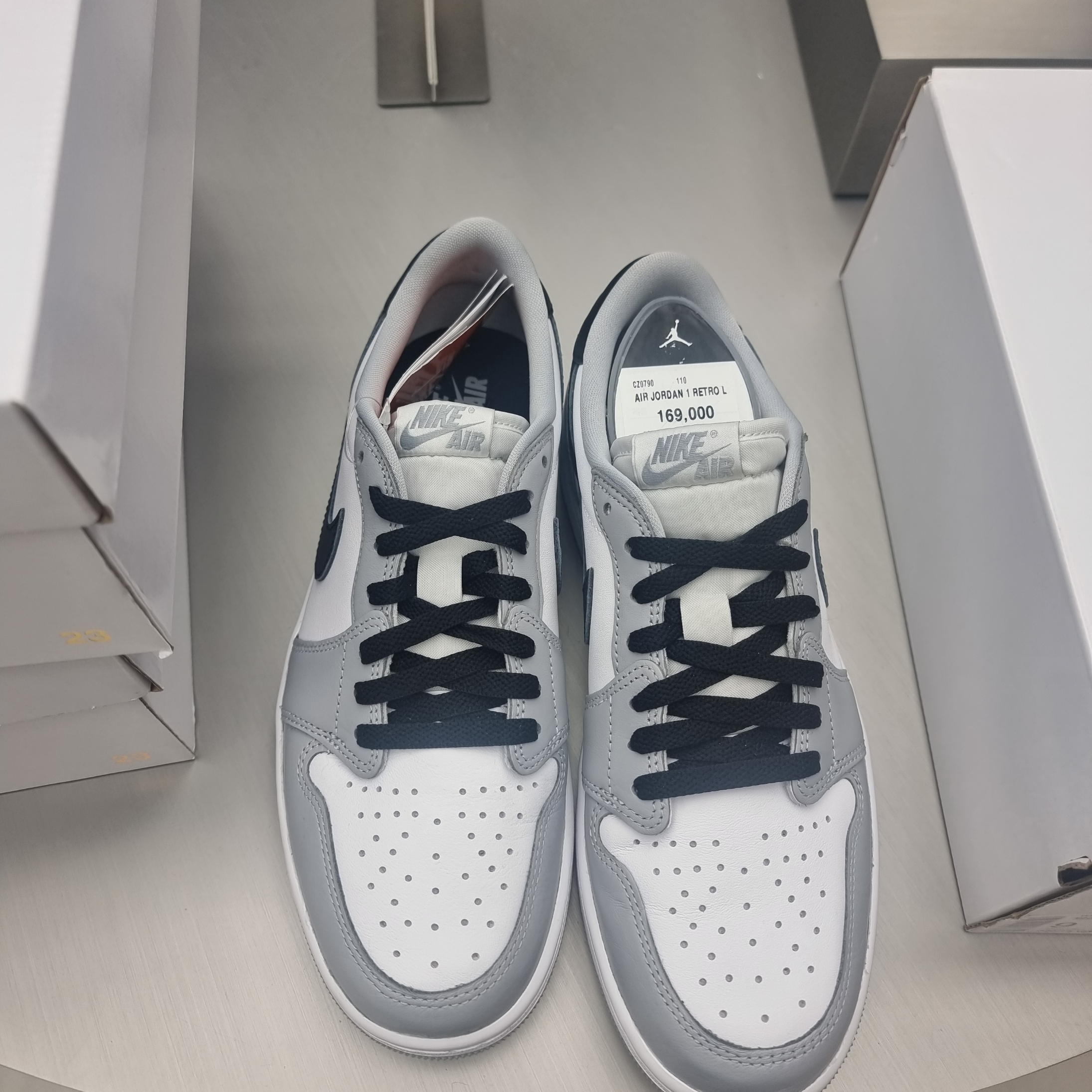 Jordan 1 Retro Low OG Wolf Grey and White 착용 스타일