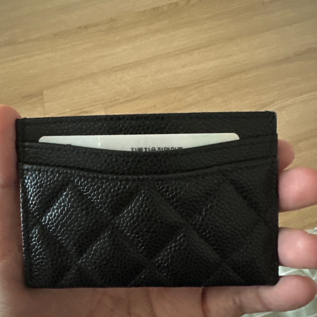 Chanel Classic Card Holder Grained Calfskin & Silver Black 착용 스타일 - 2