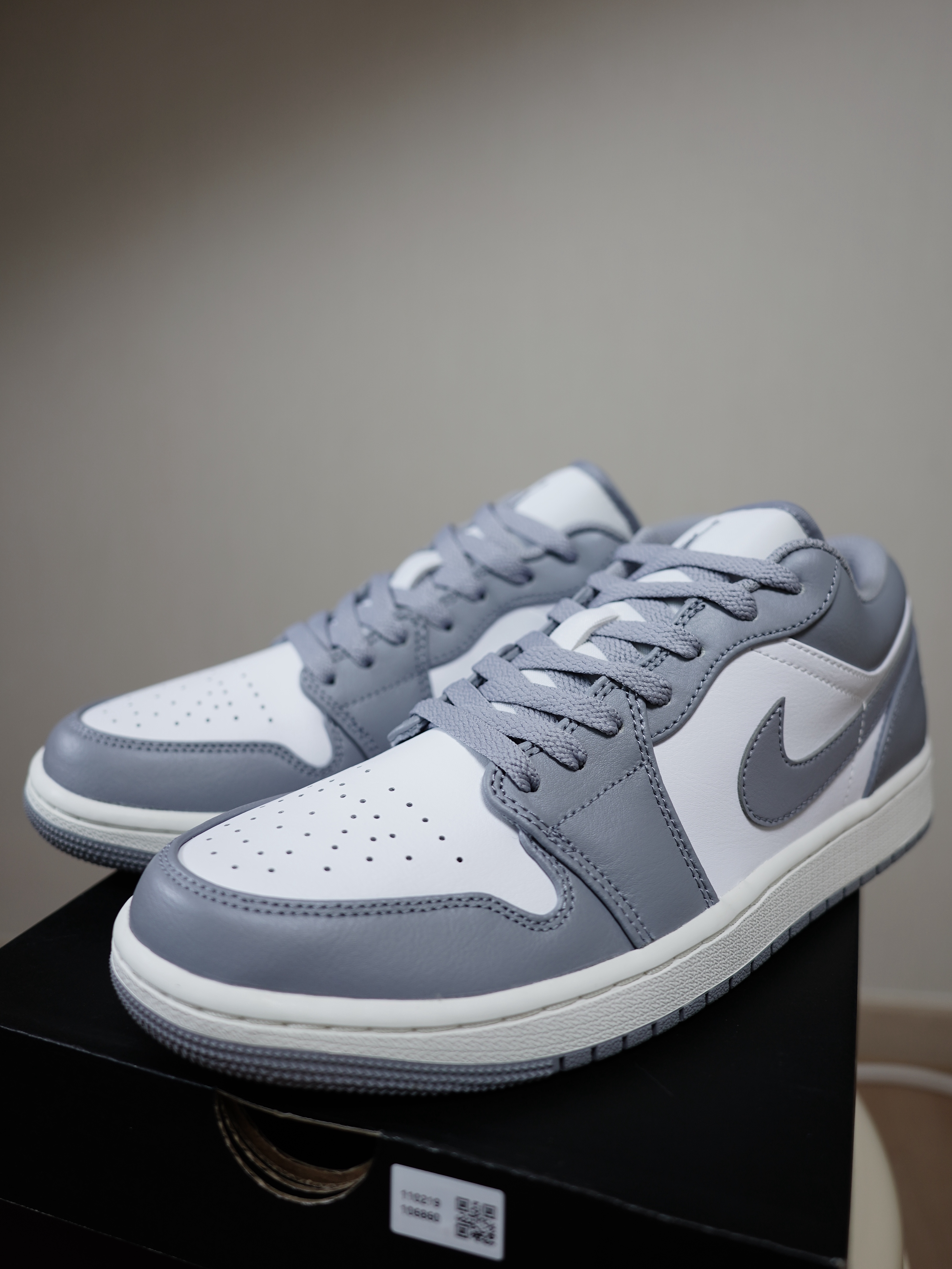 Jordan 1 Low Stealth and White 착용 스타일 - 2