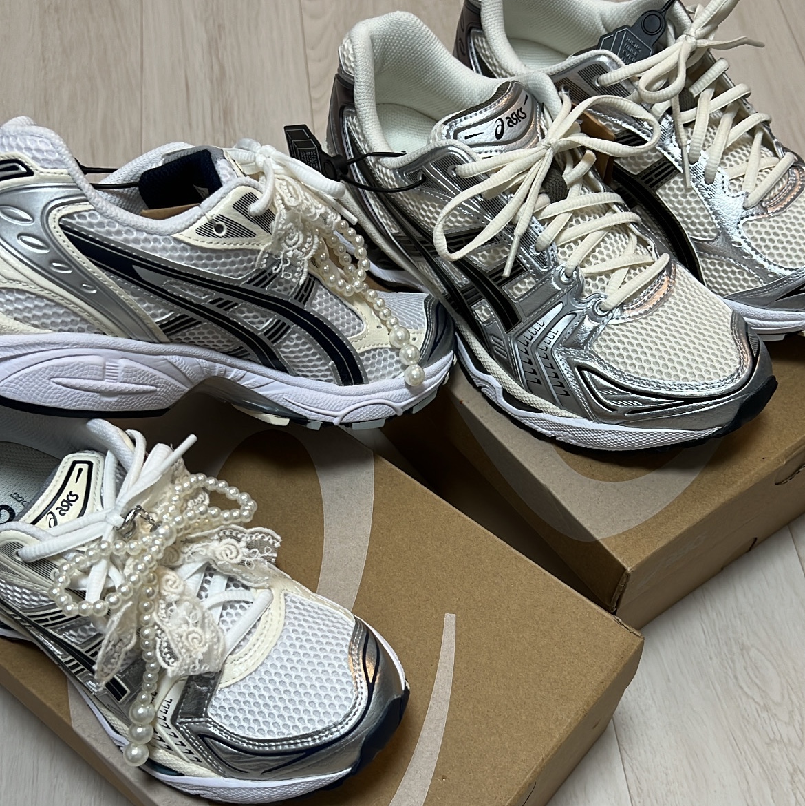 (W) Asics Gel-Kayano 14 White Midnight, Asics Gel-Kayano 14 Cream Black 착용 스타일 - 1