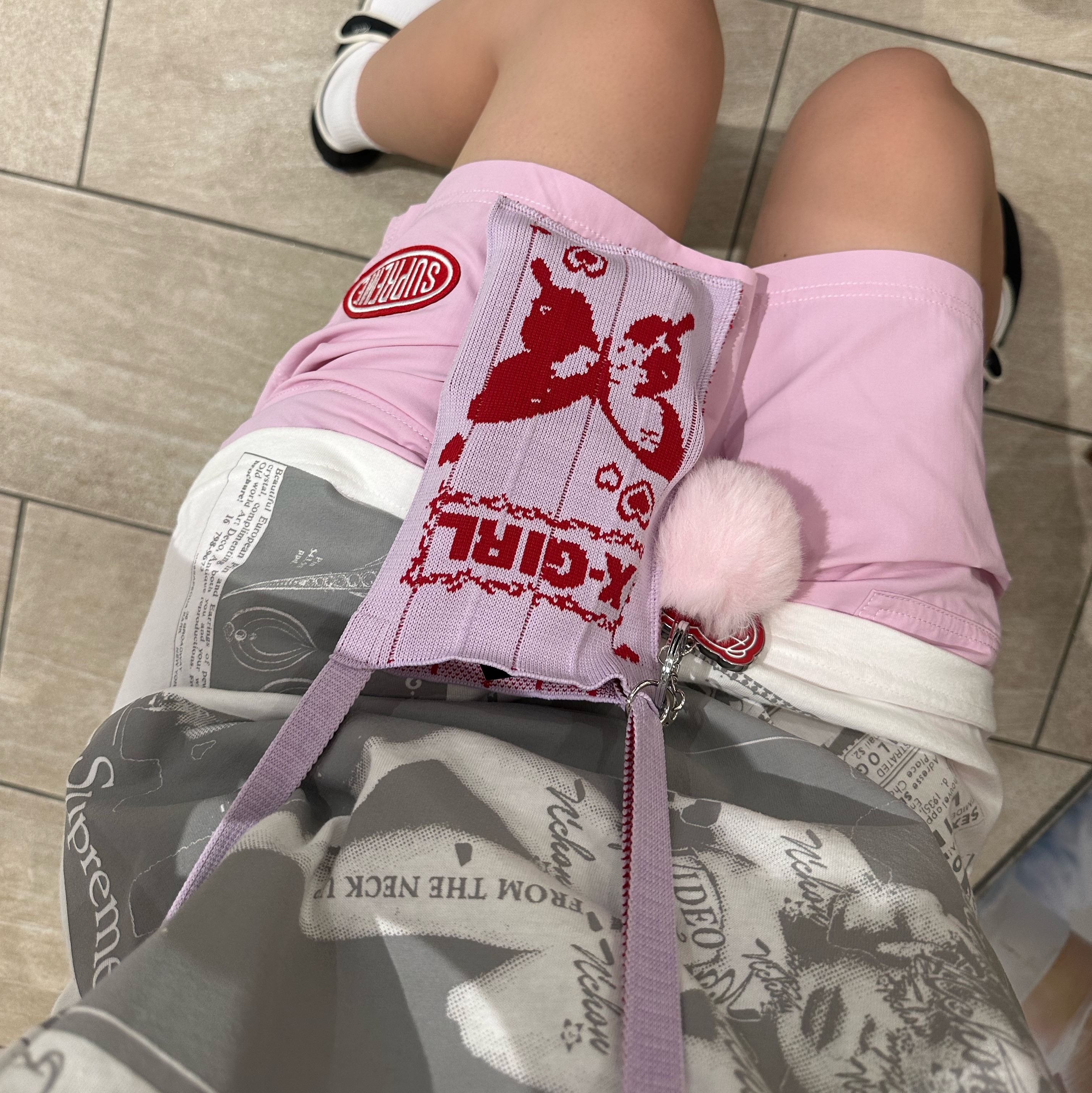 Supreme Collage T-Shirt White - 24SS, Supreme Nylon Painter Short Pale Pink - 24SS 착용 스타일 - 2