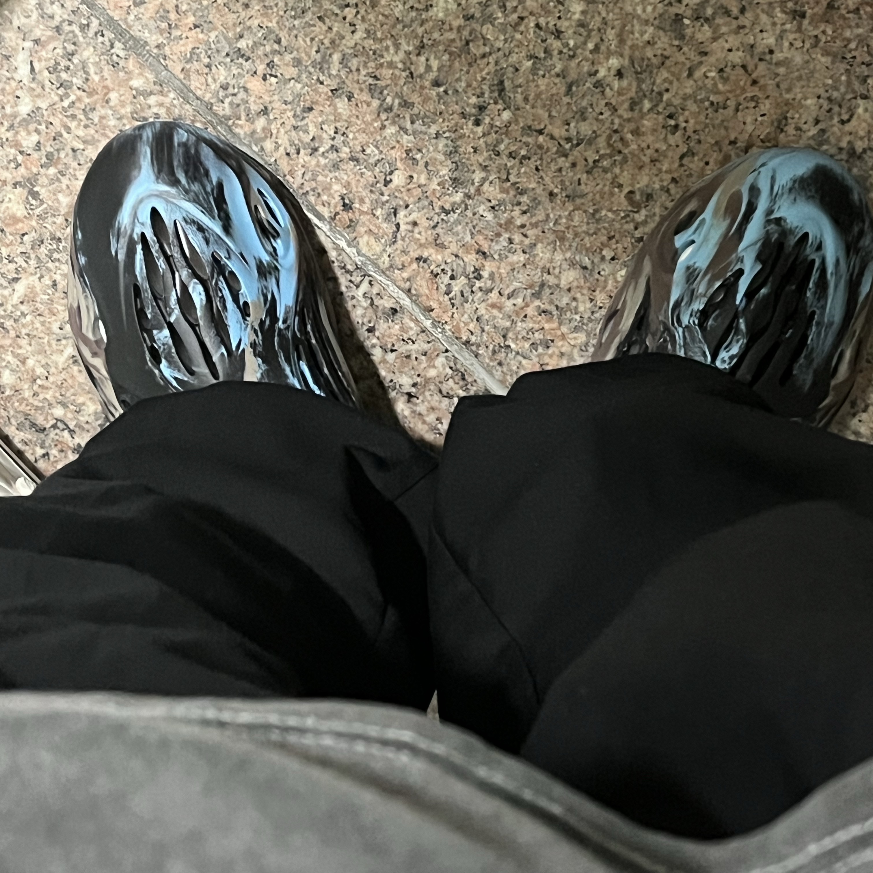 Adidas Yeezy Foam RNNR MX Cinder 착용 스타일