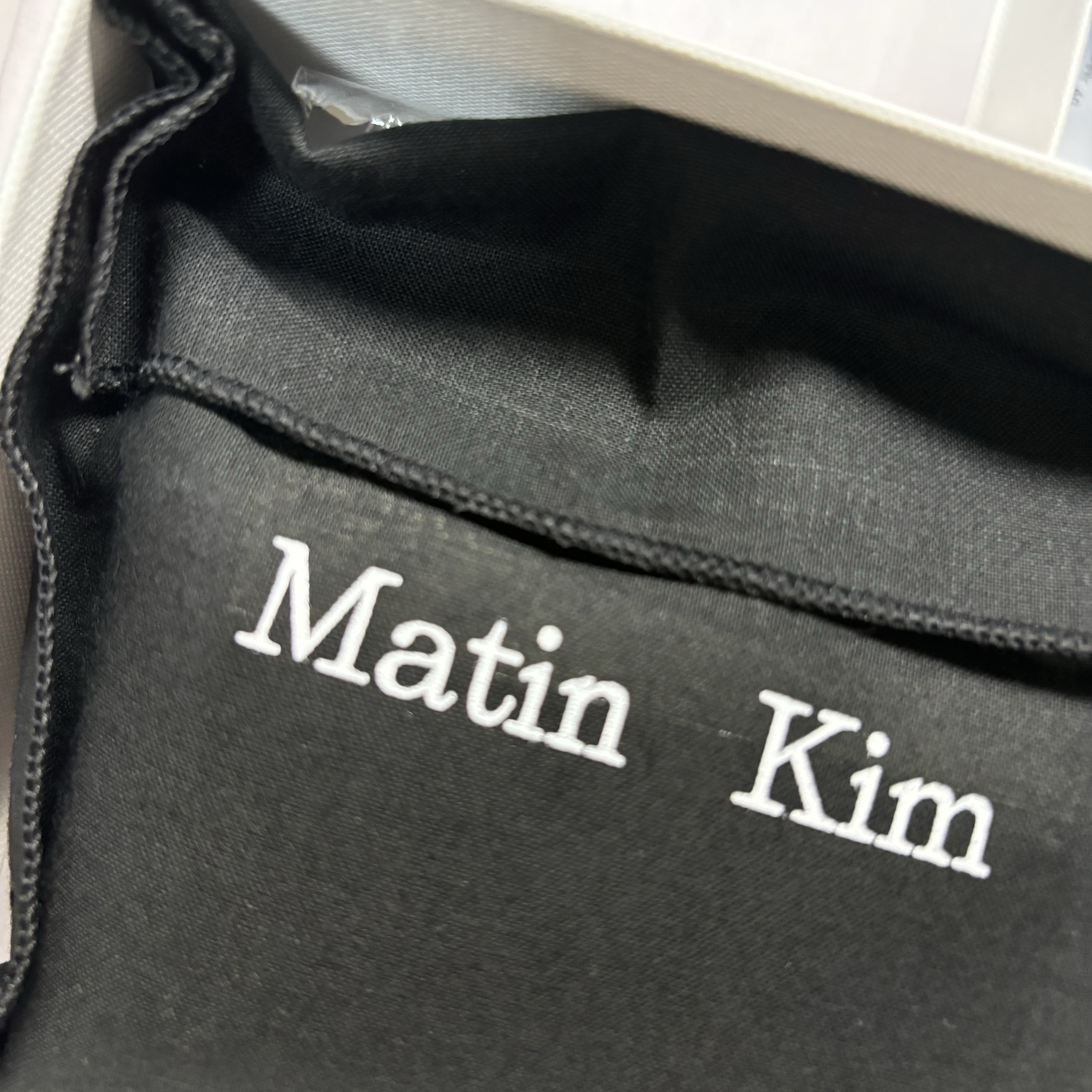 Matin Kim Accordion Wallet White 착용 스타일