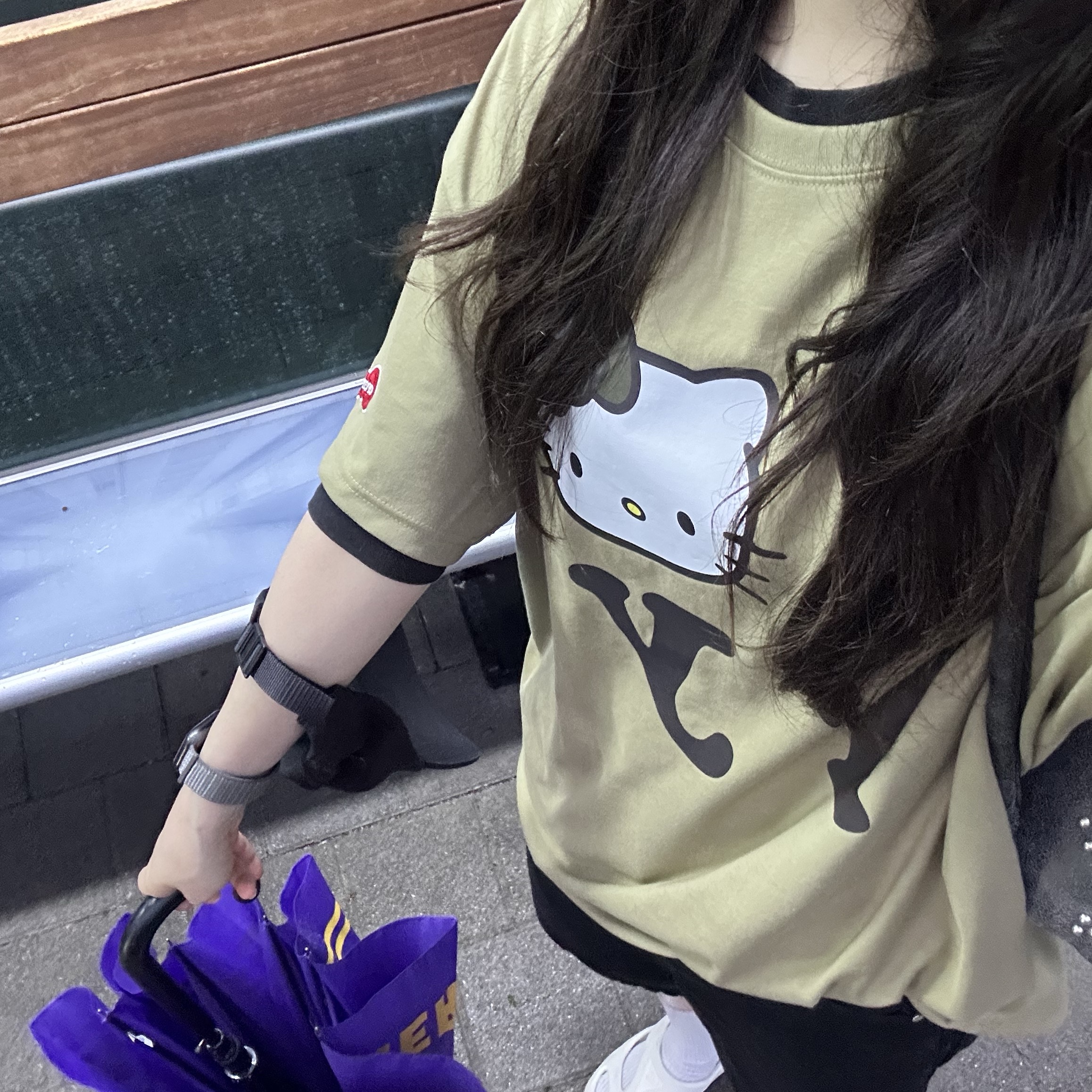 Open Yy x Hello Kitty T-Shirt Khaki - Exclusive 착용 스타일 - 3