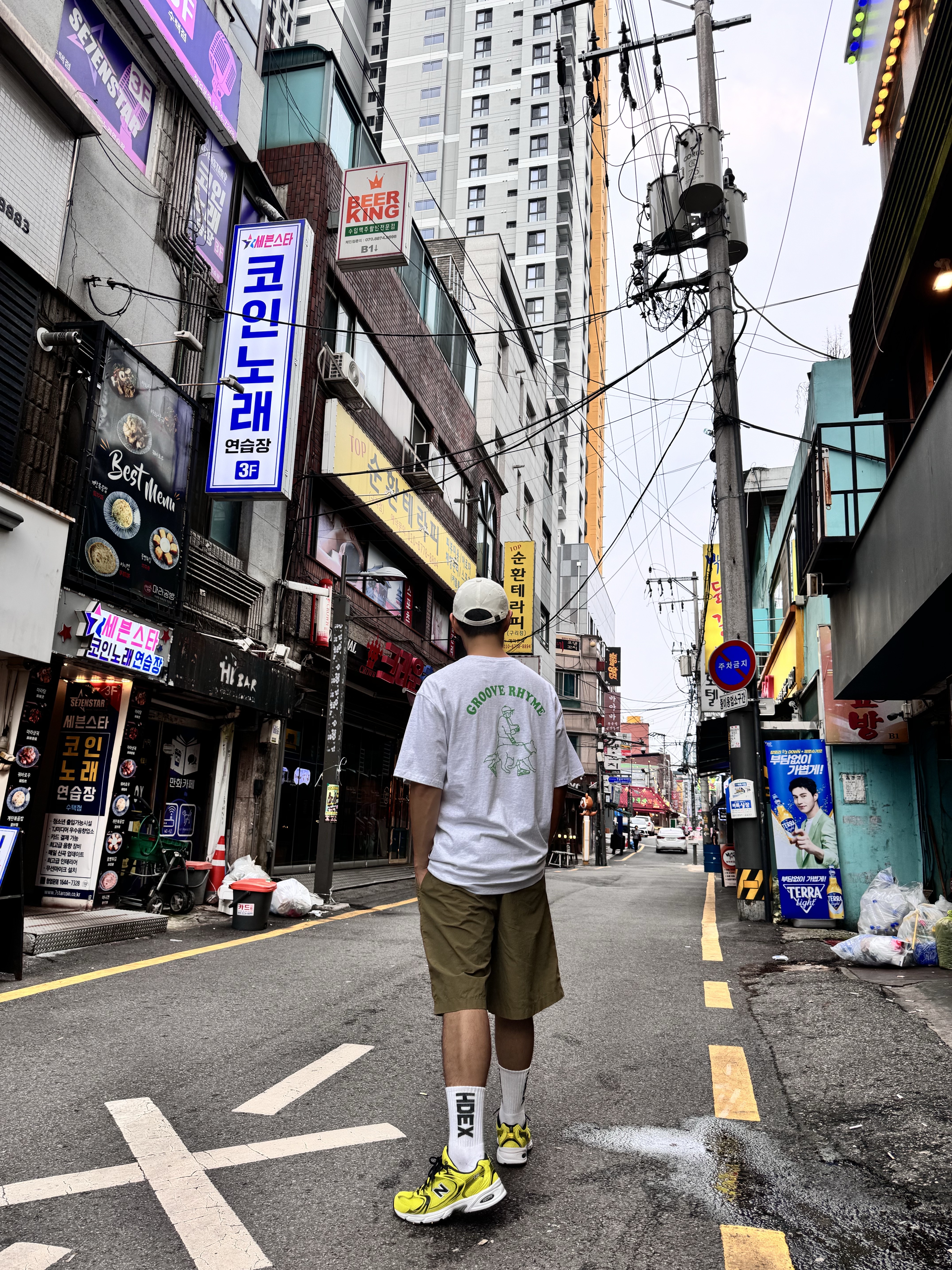 New Balance 530 Yellow 착용 스타일 - 1