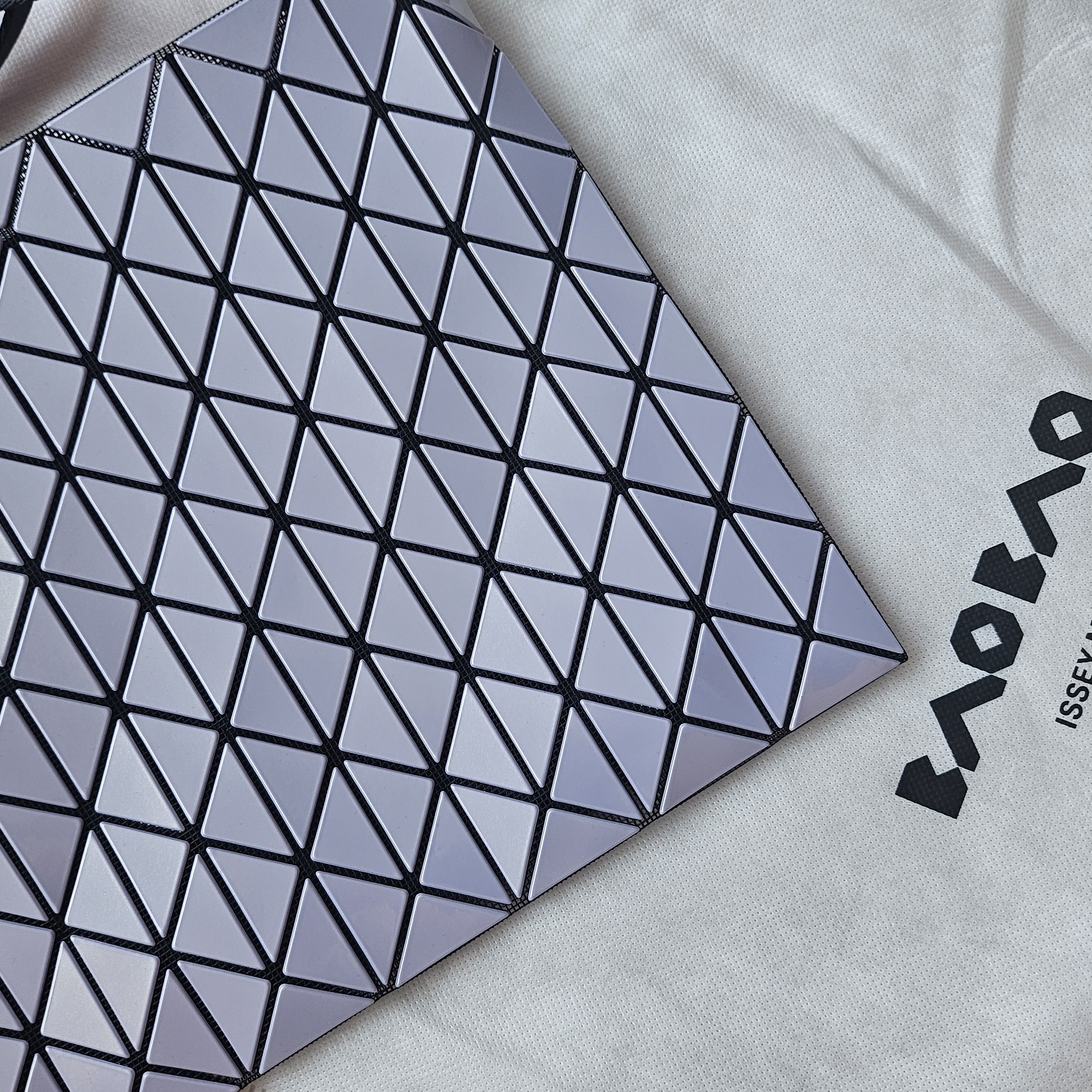 Bao Bao Issey Miyake Row Metallic Light Lavender 착용 스타일 - 1