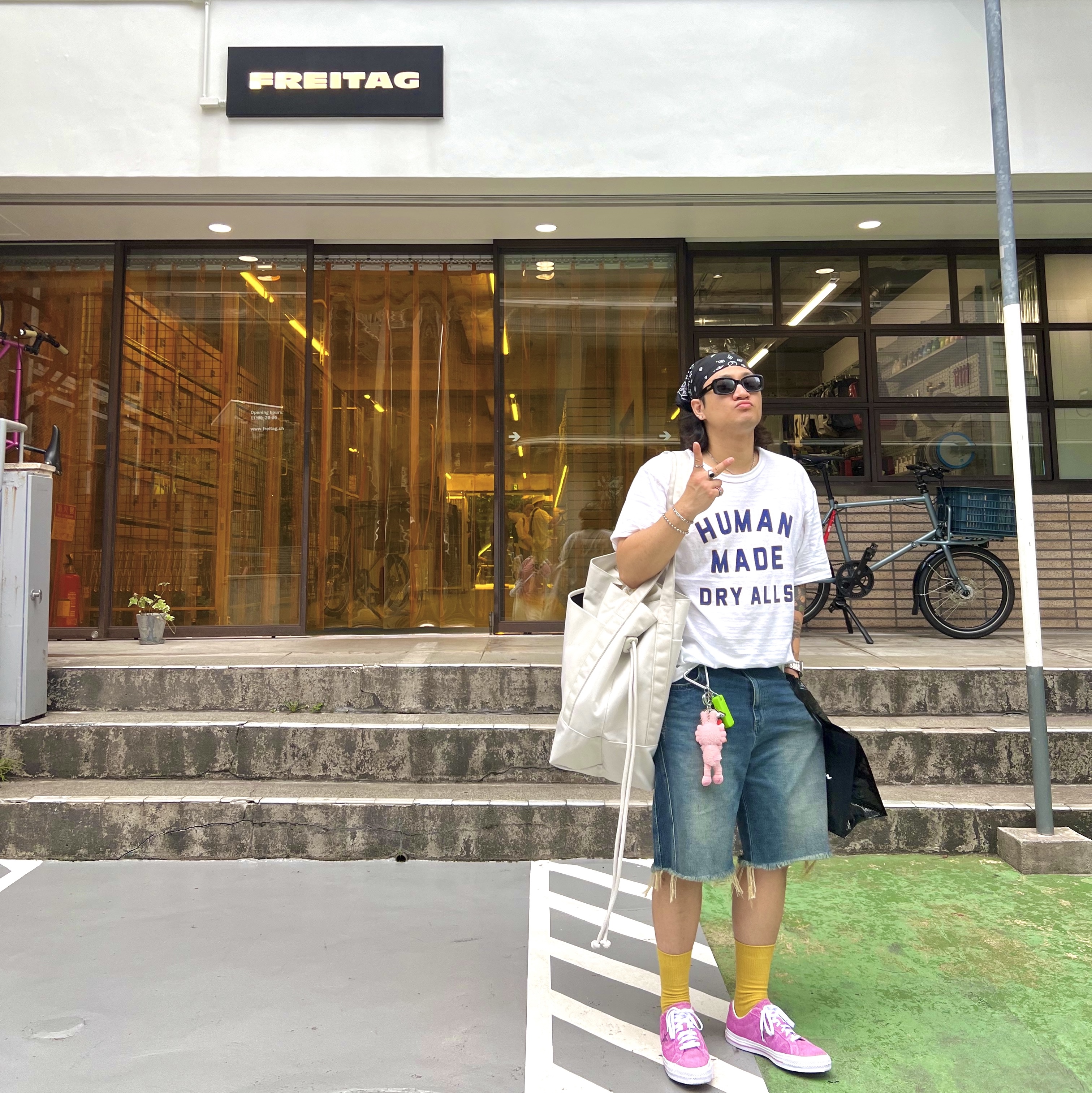Human Made #2314 T-Shirt White, Nike x Stussy Tote Bag Light Bone 착용 스타일
