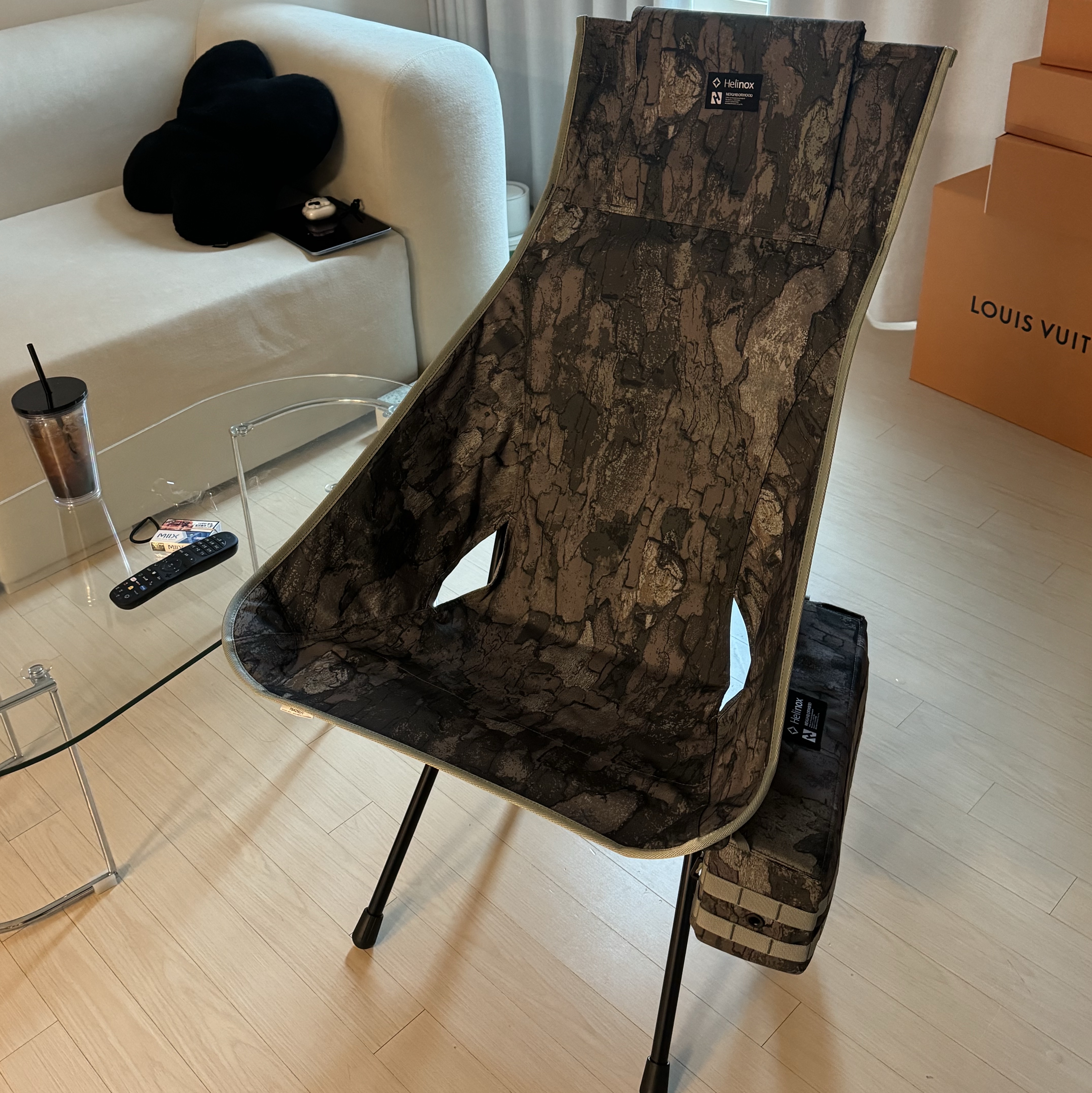 Helinox x Neighborhood Sunset Chair Camouflage, Helinox x Neighborhood Table Side Storage S Camouflage 착용 스타일