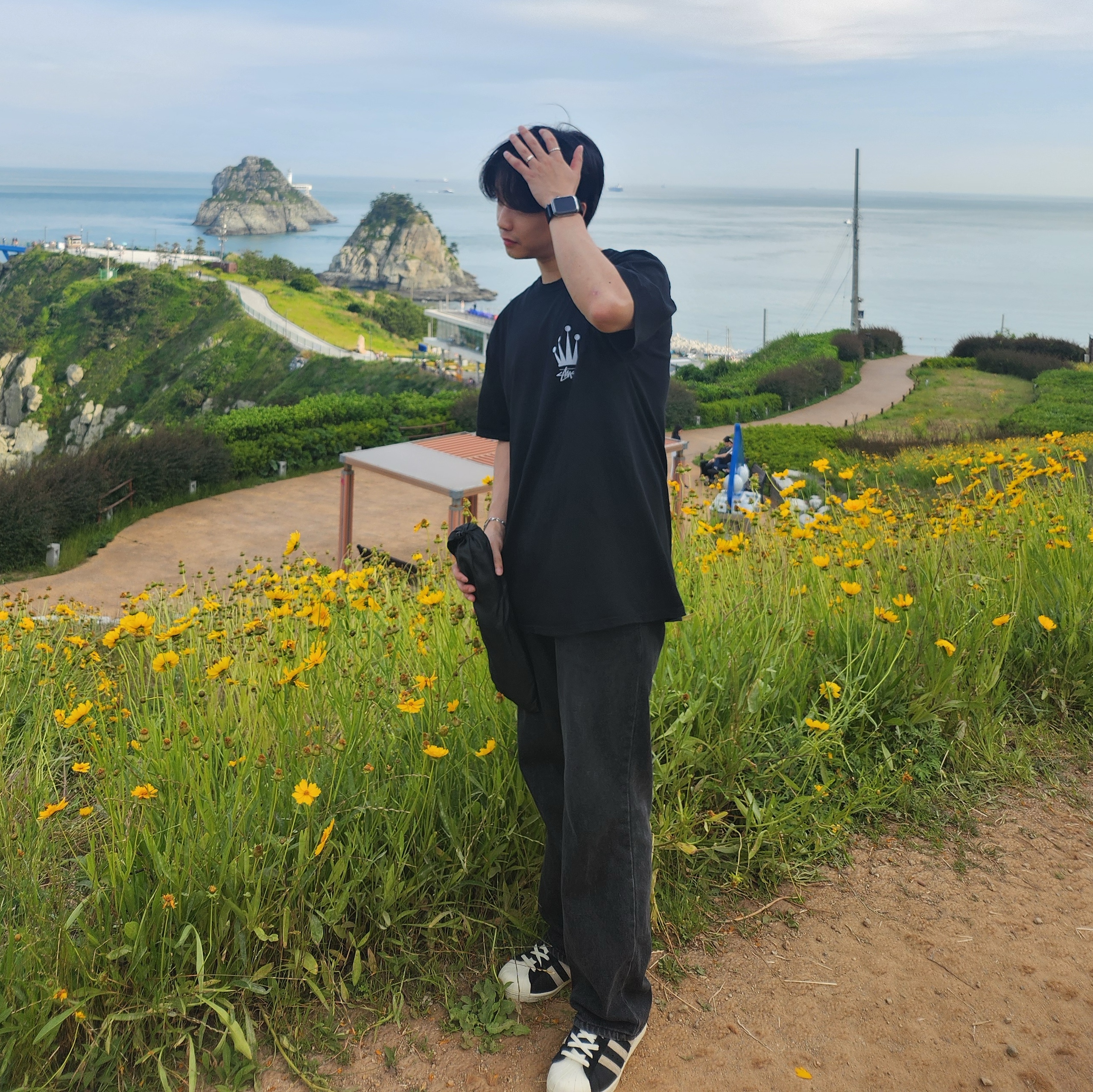 Stussy Regal Crown Pigment Dyed T-Shirt Black, Adidas Superstar 82 Black White 착용 스타일 - 1