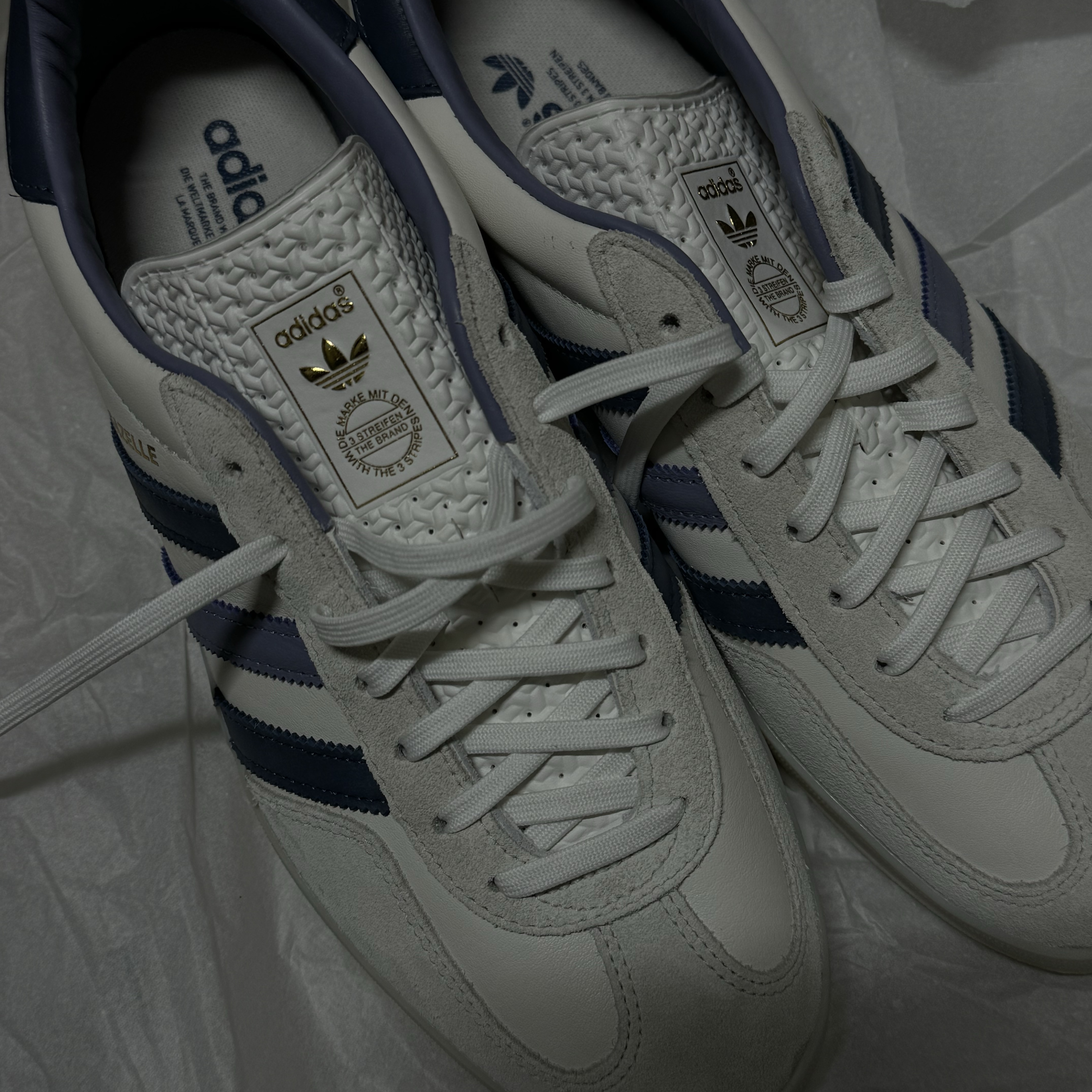 Adidas Gazelle Indoor Core White Preloved Ink 착용 스타일
