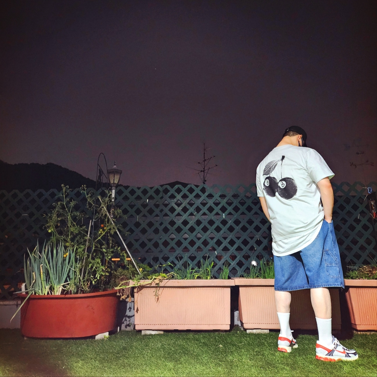 Stussy Cherries T-Shirt Fog, Nike Zoom Vomero 5 Photon Dust Picante Red 착용 스타일 - 3