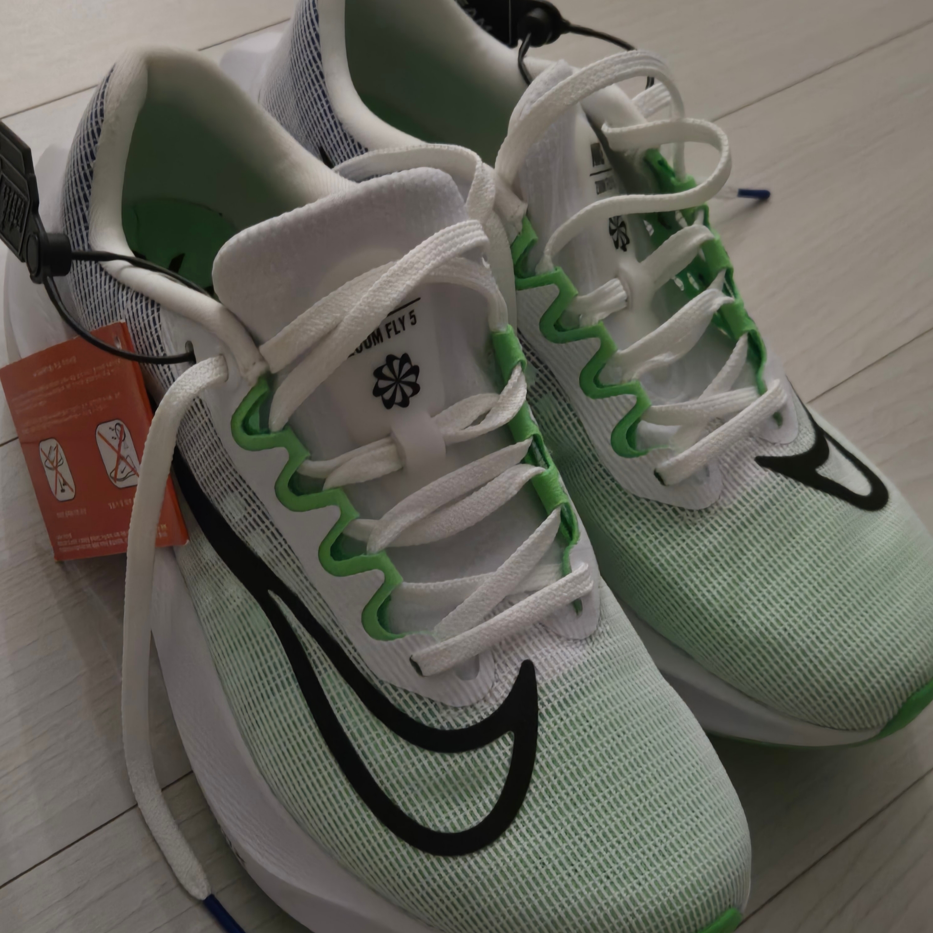 Nike Zoom Fly 5 White Green Strike 착용 스타일