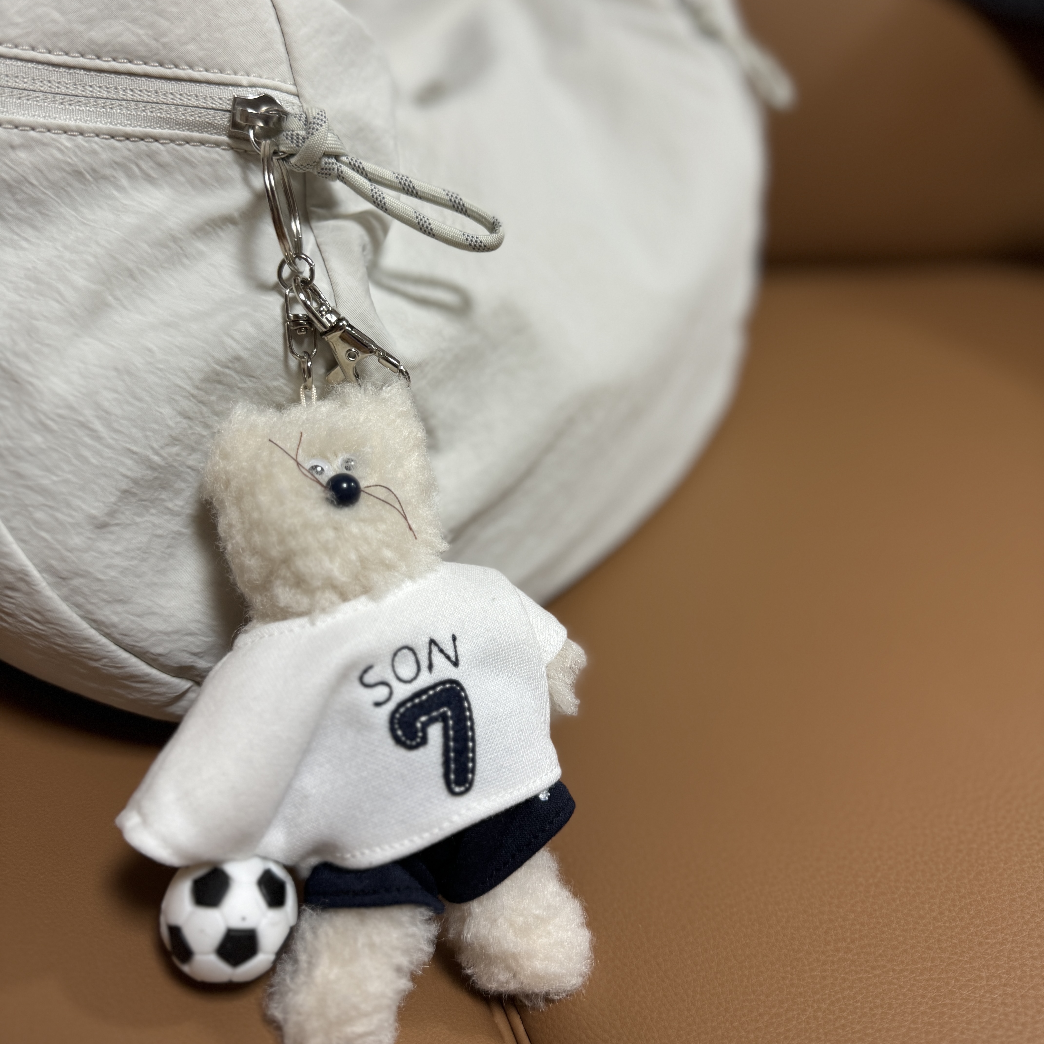 Monamhee x NOS7 SON.hee Keyring Cream 착용 스타일
