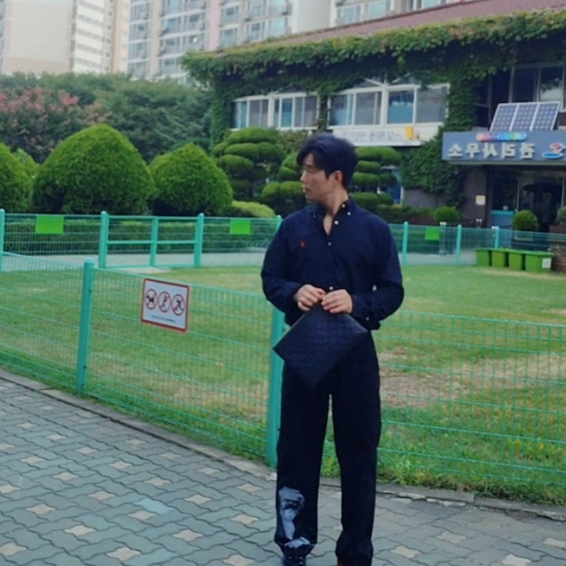 Nike x Martine Rose Shox MR4 Black, Traktat Left-side Graphic pants Black 착용 스타일 - 2
