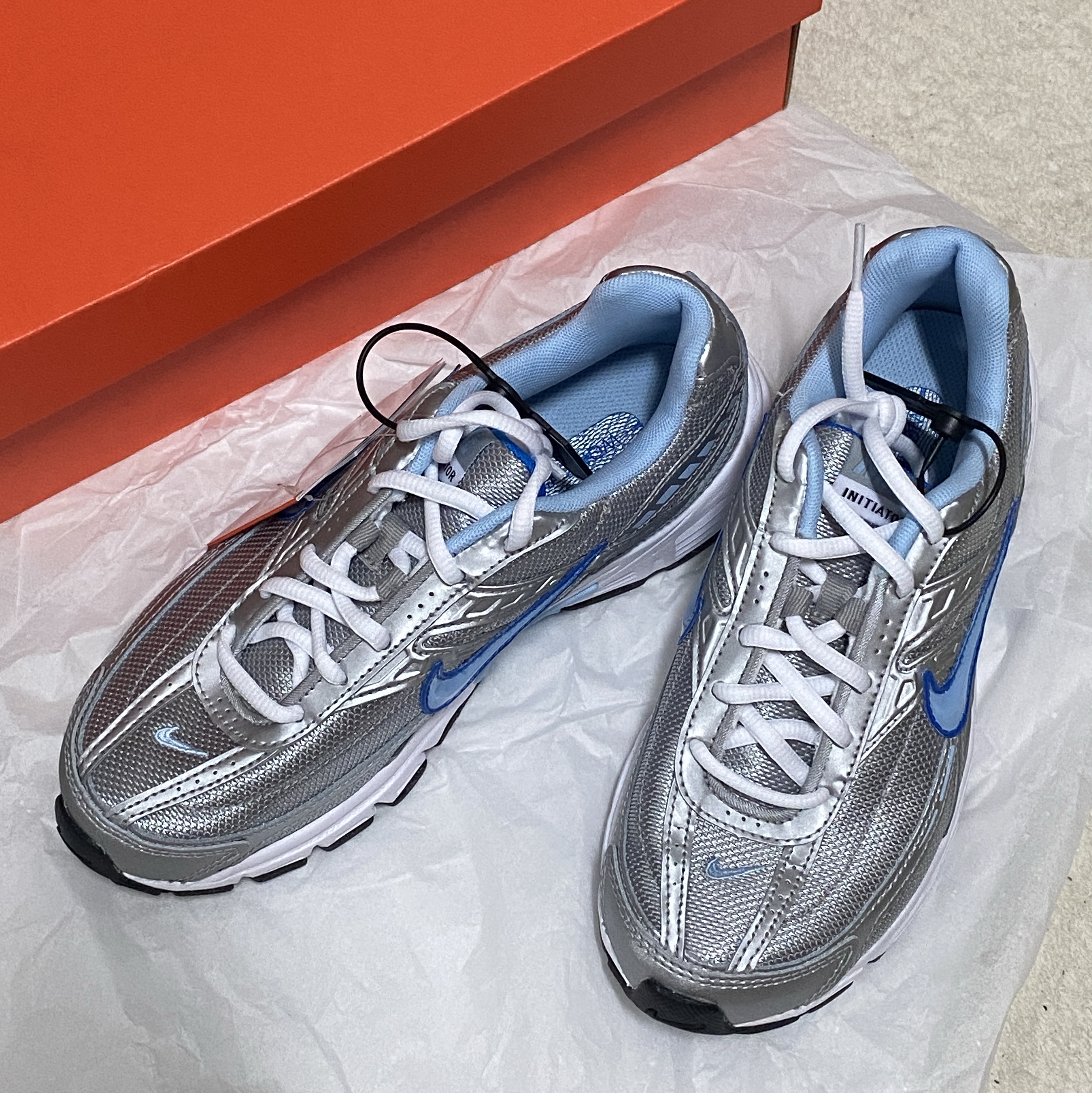 (W) Nike Initiator Metallic Silver Ice Blue 착용 스타일 - 1