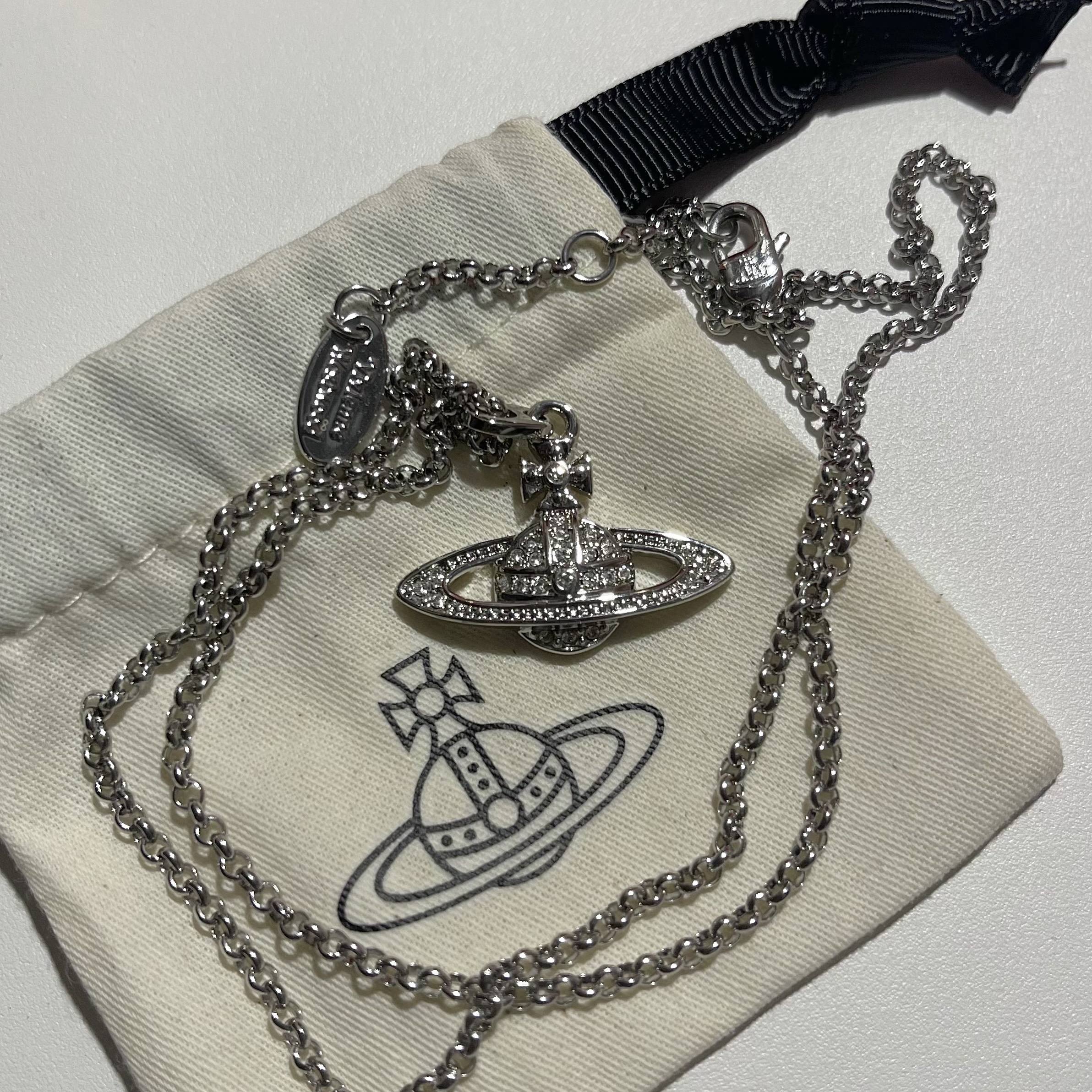 Vivienne Westwood Mini Bas Relief Pendant Silver Jonquil 착용 스타일 - 2