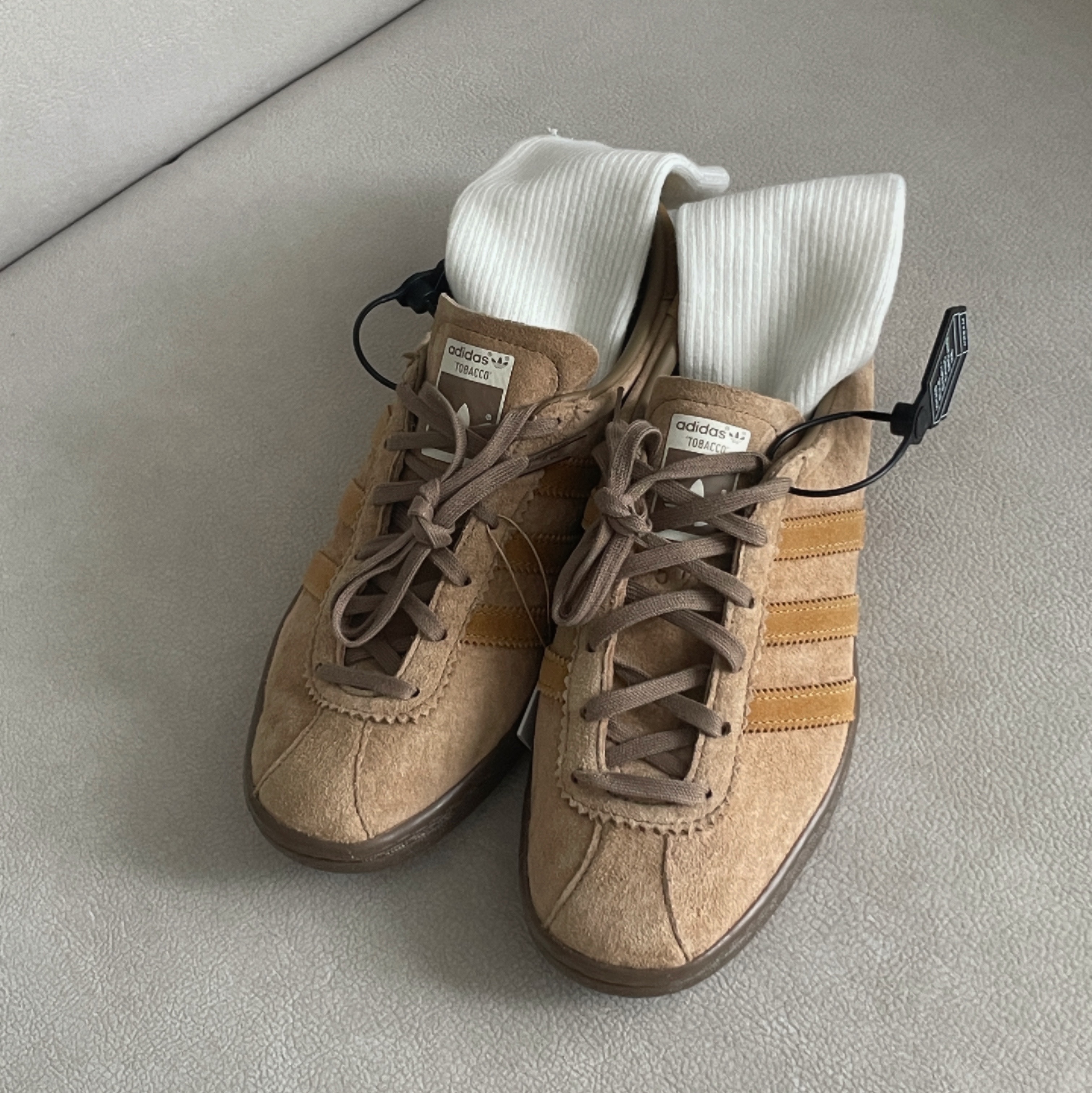 Adidas Tobacco Pantone Mesa 착용 스타일 - 1