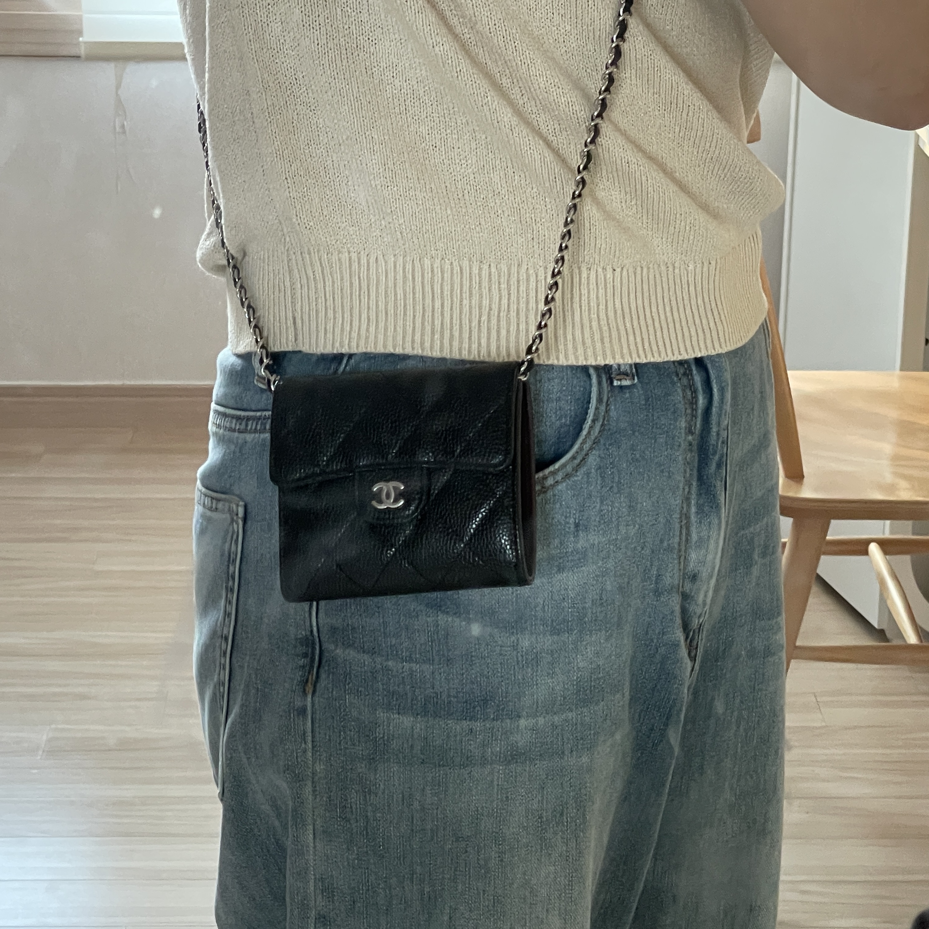 Chanel Small Classic Flap Wallet Grained Calfskin & Silver Black 착용 스타일