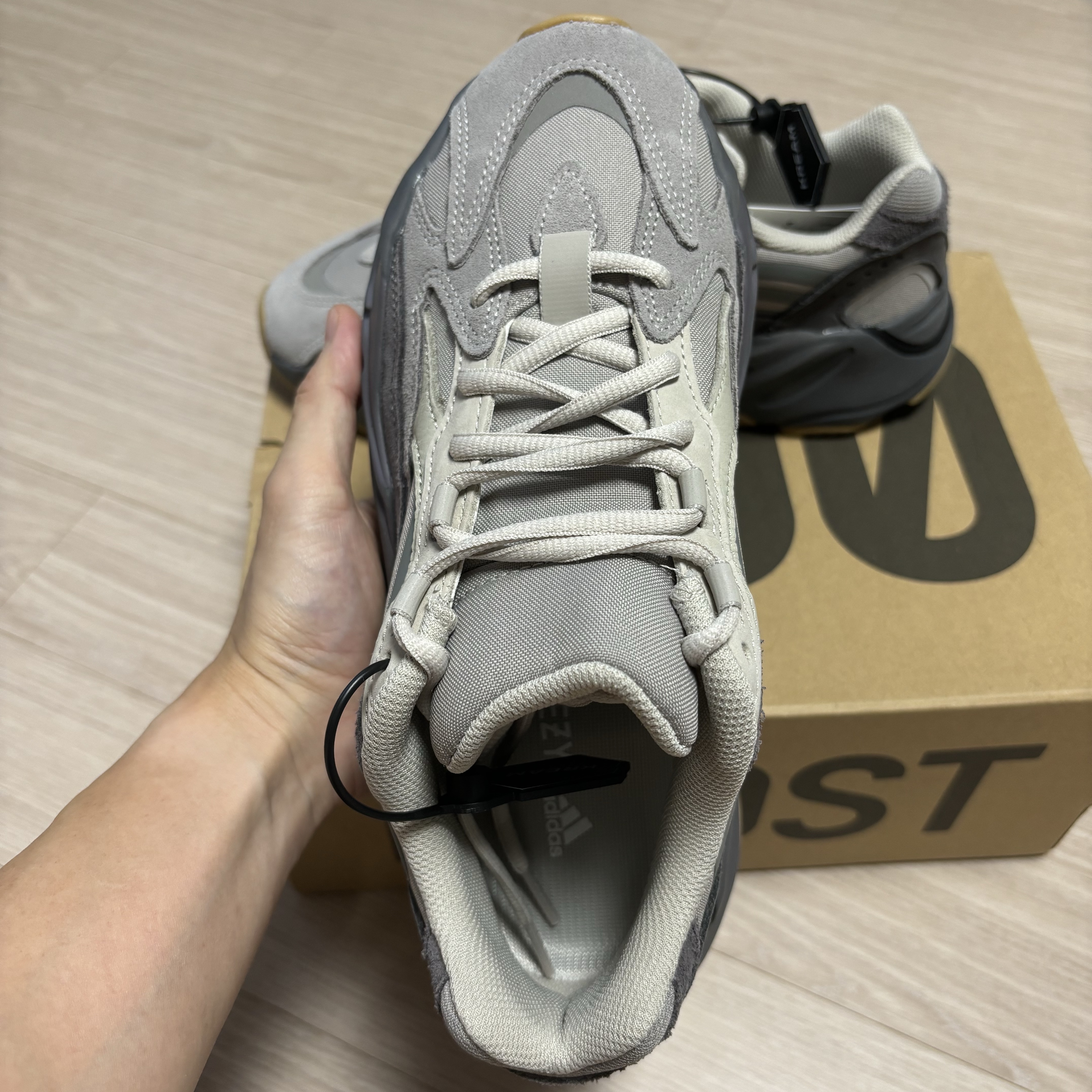 Adidas Yeezy Boost 700 V2 Tephra 2023 착용 스타일 - 3