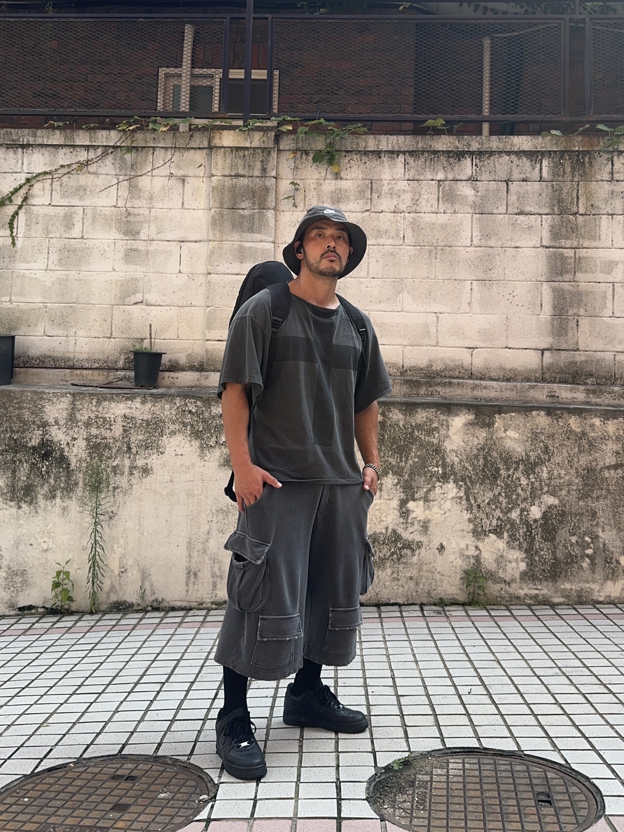¥$ Vultures Merch T-Shirt 1 Black - Korea Exclusive, Nike x Supreme Air Force 1 Low Black 착용 스타일 - 3