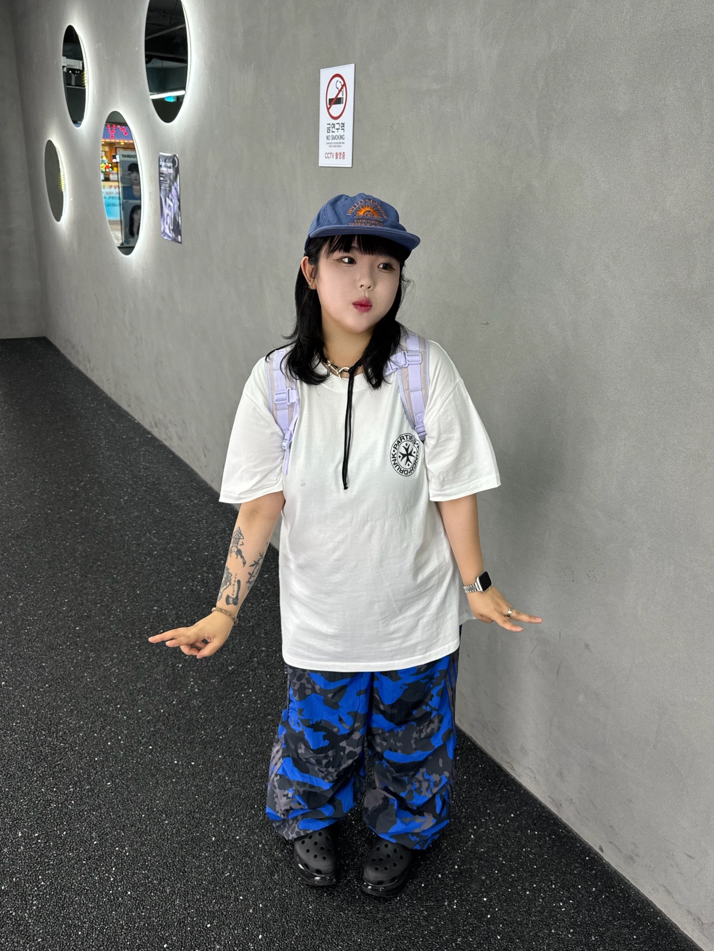 Crocs Classic Mega Crush Clog Black, Adidas Camo Parachute Pants Black Trace Grey - KR Sizing 착용 스타일 - 3